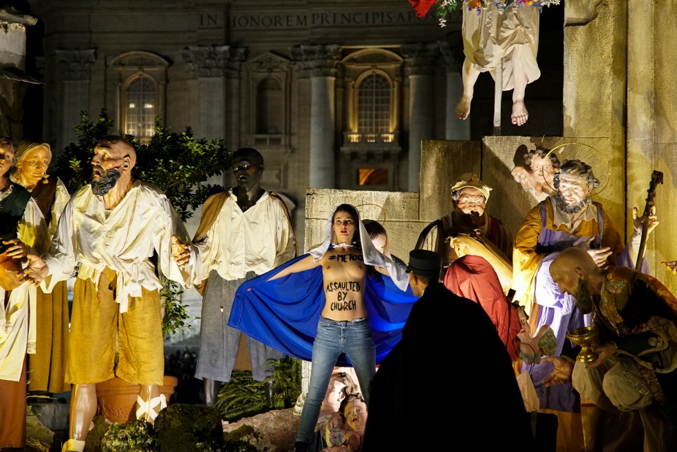 Una «femen» con los senos al aire irrumpe en pesebre del Vaticano