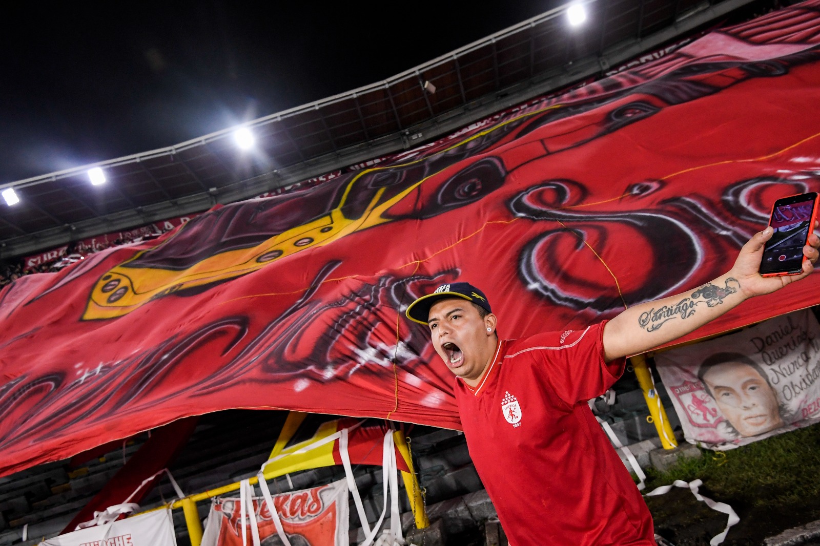 Aunque no hubo lleno total, la hinchada santafereña acompañó este martes a su equipo.