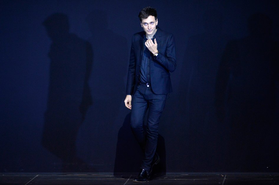 Diseñador Hedi Slimane abandona Saint Laurent
