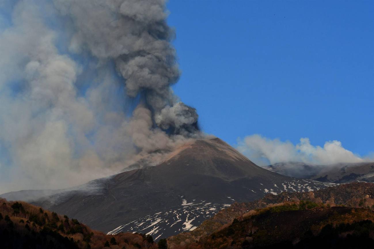 Otro volcán, ahora en Italia, entra en erupción