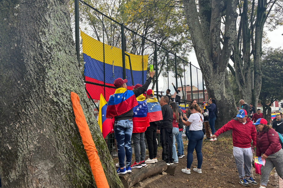 Con banderas y gorras de Venezuela, varios se acercaron al punto de votación habilitado en Bogotá, en el Colegio Técnico Palermo.