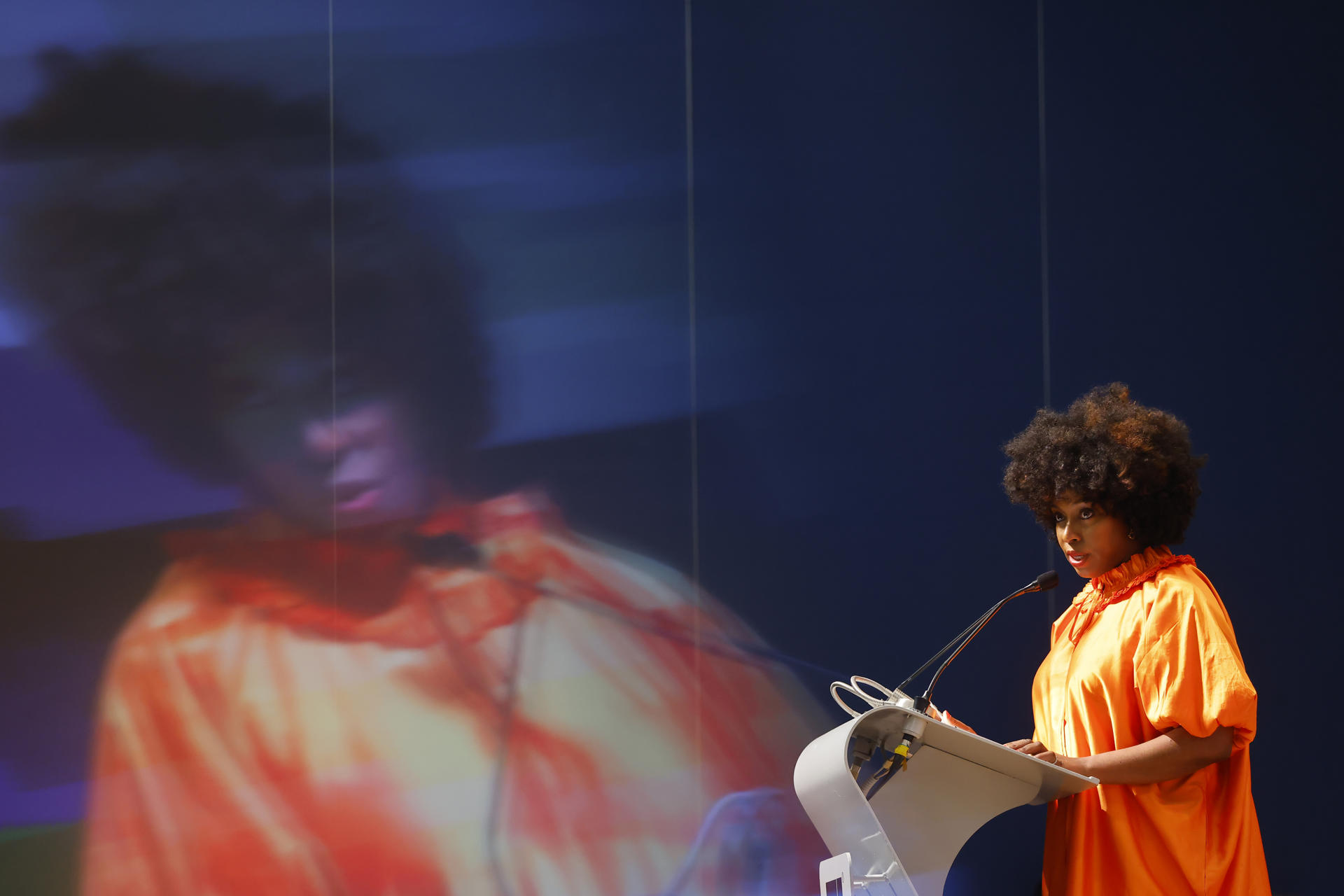 MEX722. GUADALAJARA (MÉXICO), 06/12/2025.- La escritora y activista nigeriana Chimamanda Ngozi Adichie habla durante un conversatorio en la 39 edición de la Feria Internacional del Libro de Guadalajara (FIL) este sábado, en Jalisco (México). Ngozi afirmó que la literatura y la humanidad ayudan a las personas a entender a otras y a derribar lo que creemos que son o deberían de ser. EFE/Francisco Guasco