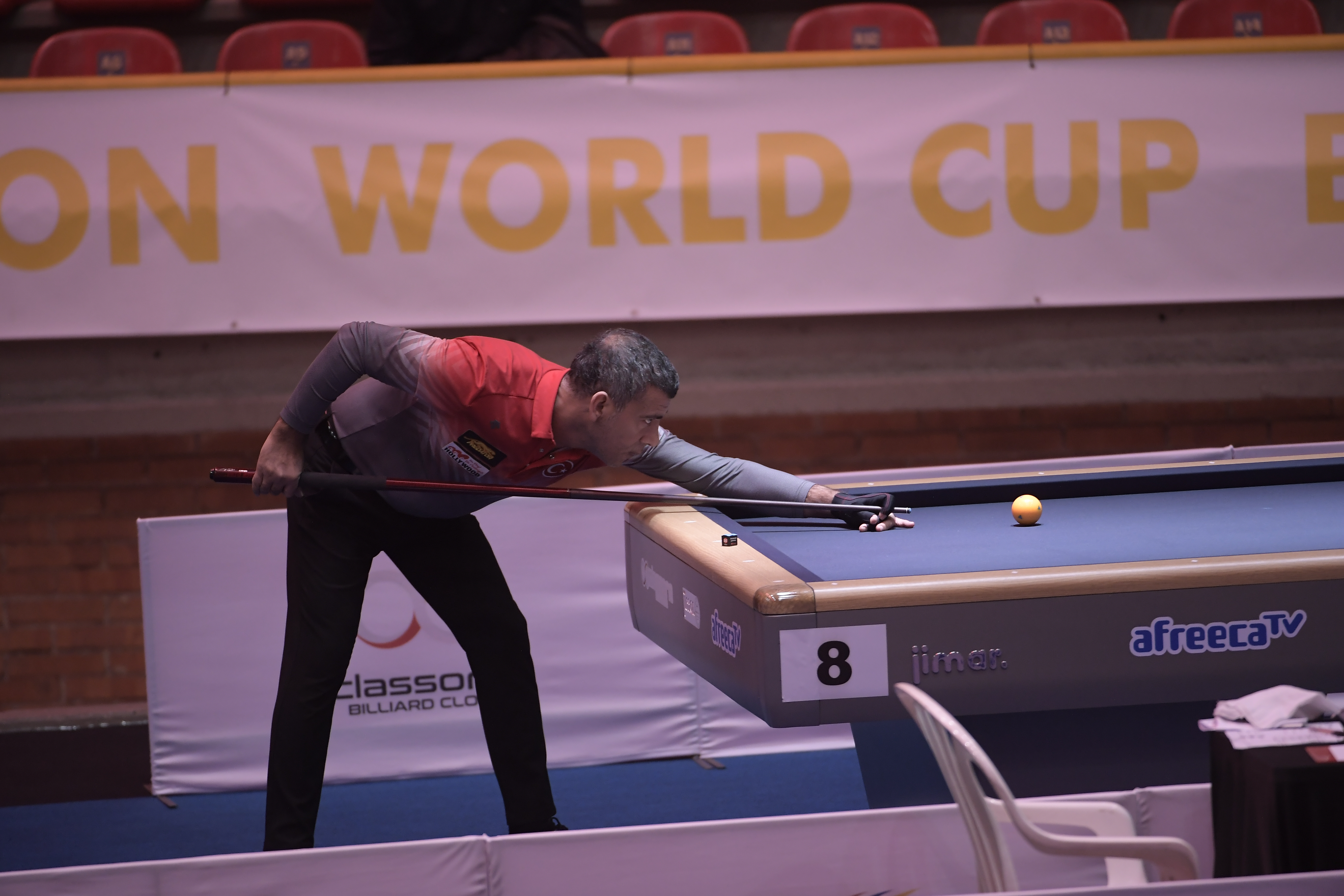 En el coliseo El Salitre de Bogotá se disputa el campeonato de los billaristas especializados en tres bandas. Un centenar de europeos, asiáticos, africanos, norteamericanos y latinoamericanos participaron, junto a 25 colombianos que dieron la pelea.