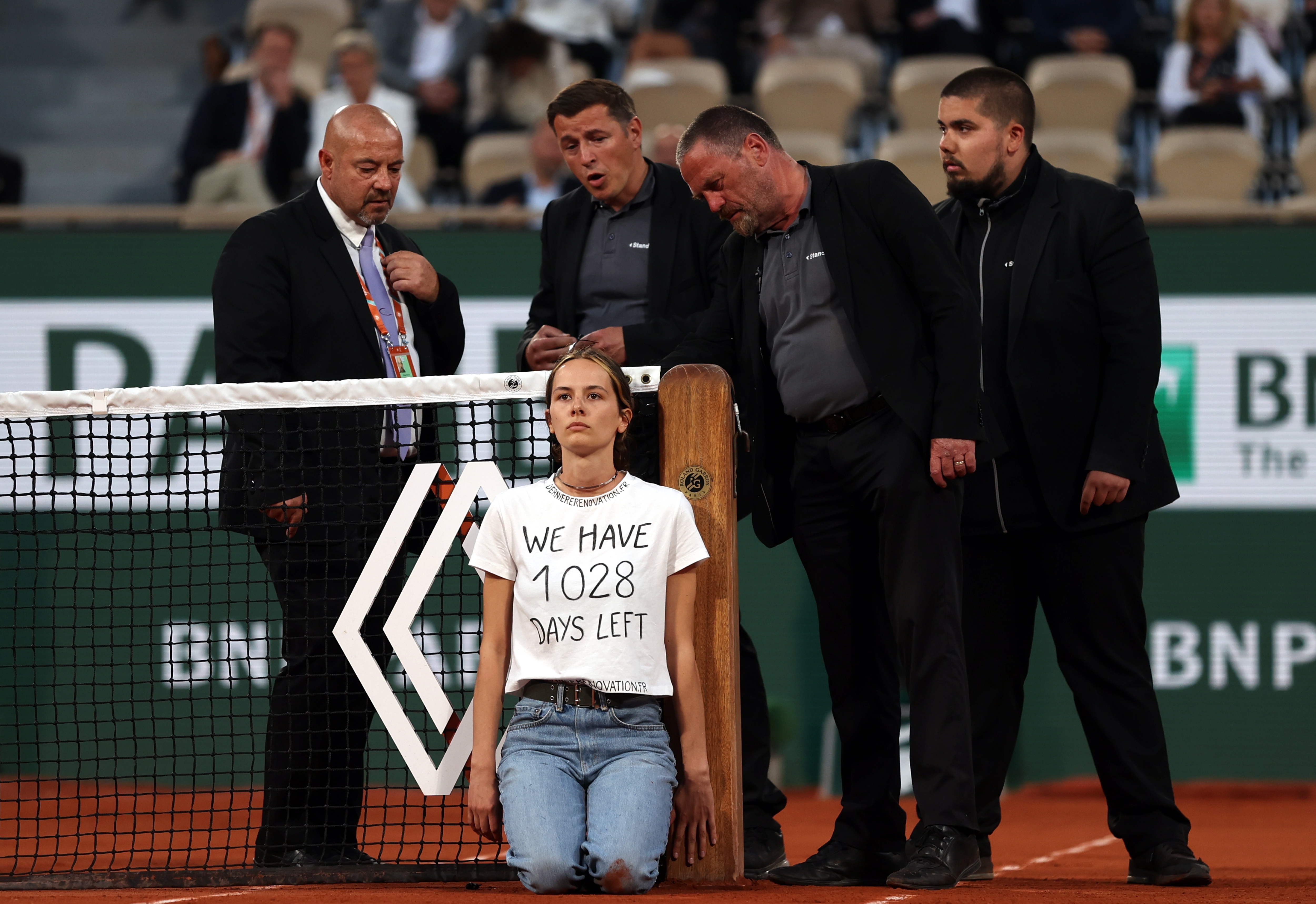 “Nos quedan 1.028 días”, protesta por crisis climática en semifinal de Roland Garros