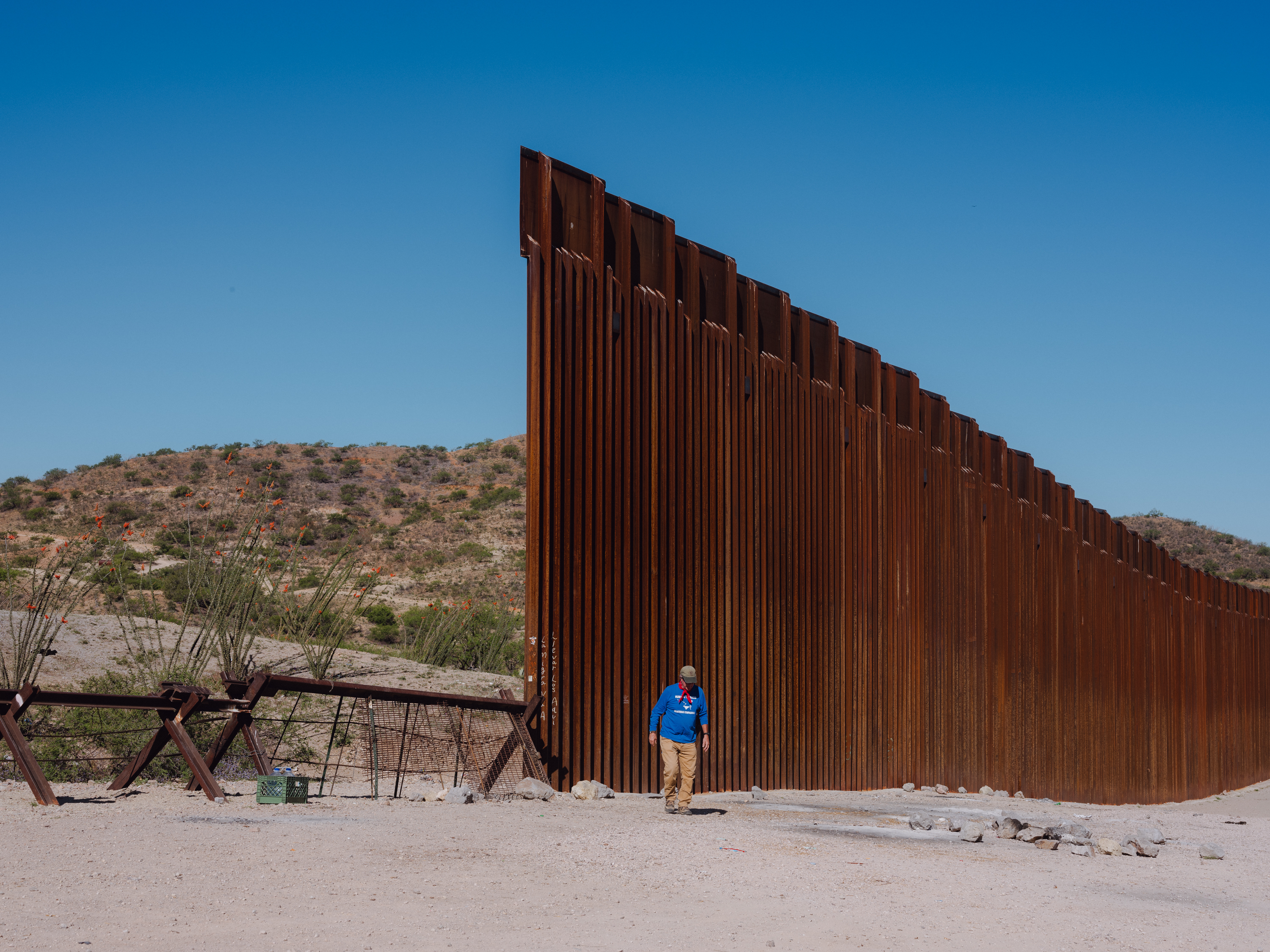 Brechas en el vallado fronterizo, por donde suelen cruzar los migrantes.