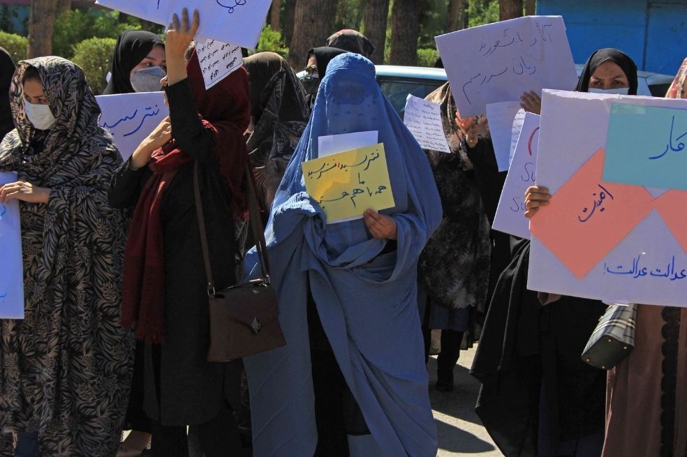 “No tenemos miedo”: las mujeres en Afganistán protestan por su derecho a trabajar