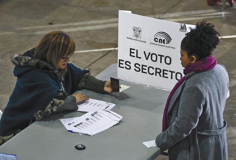 El “reino de desinformación” que asume el próximo presidente de Ecuador