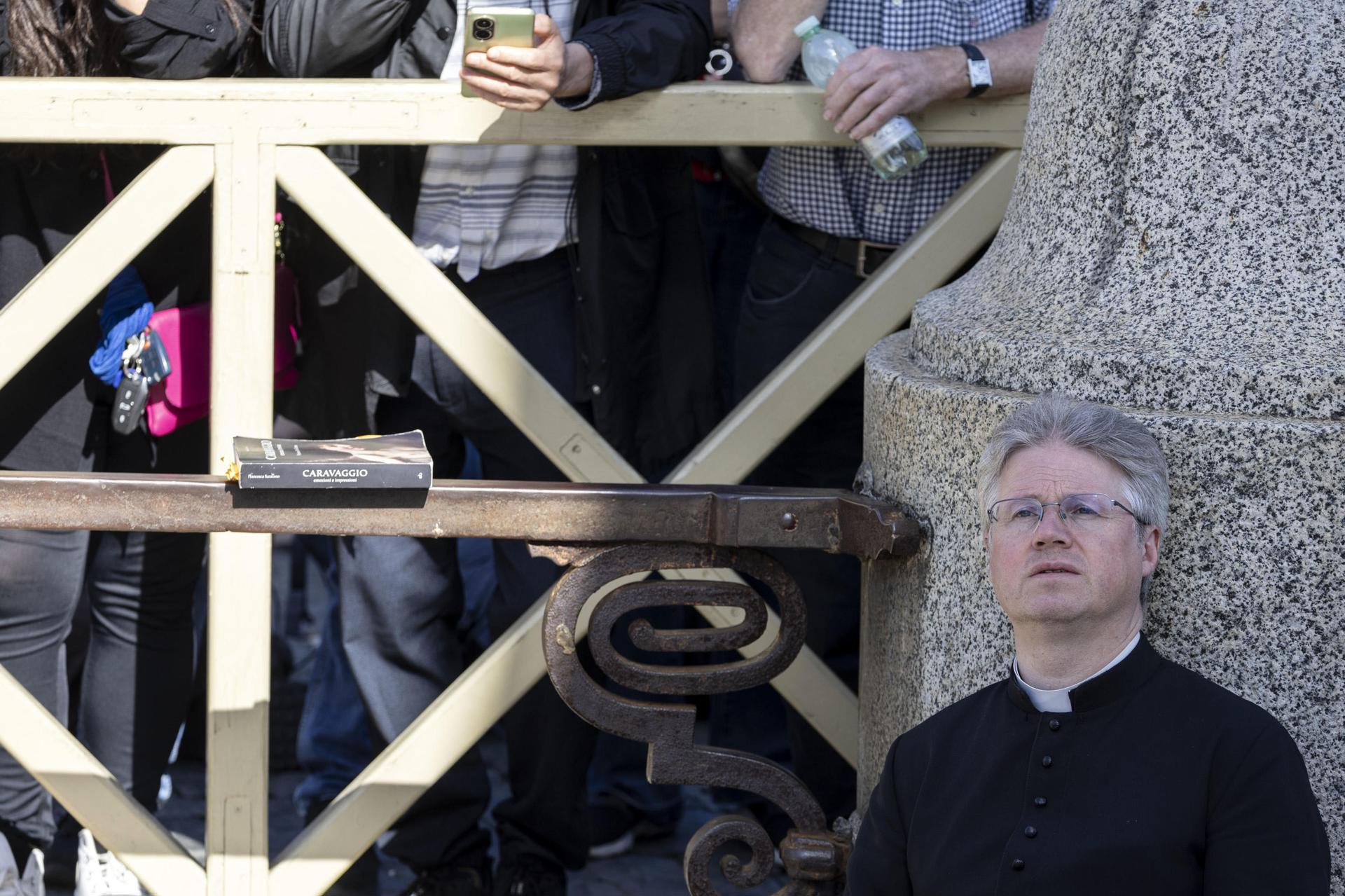 Vatican City (Vatican City State (Holy See)), 08/05/2025.- Faithful wait in St. Peter's Square on the second day of the conclave to elect a new pope in Vatican City, 08 May 2025. (Papa) EFE/EPA/MASSIMO PERCOSSI