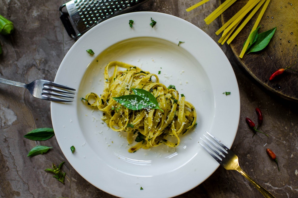 Cocina una increíble pasta con albahaca y queso parmesano