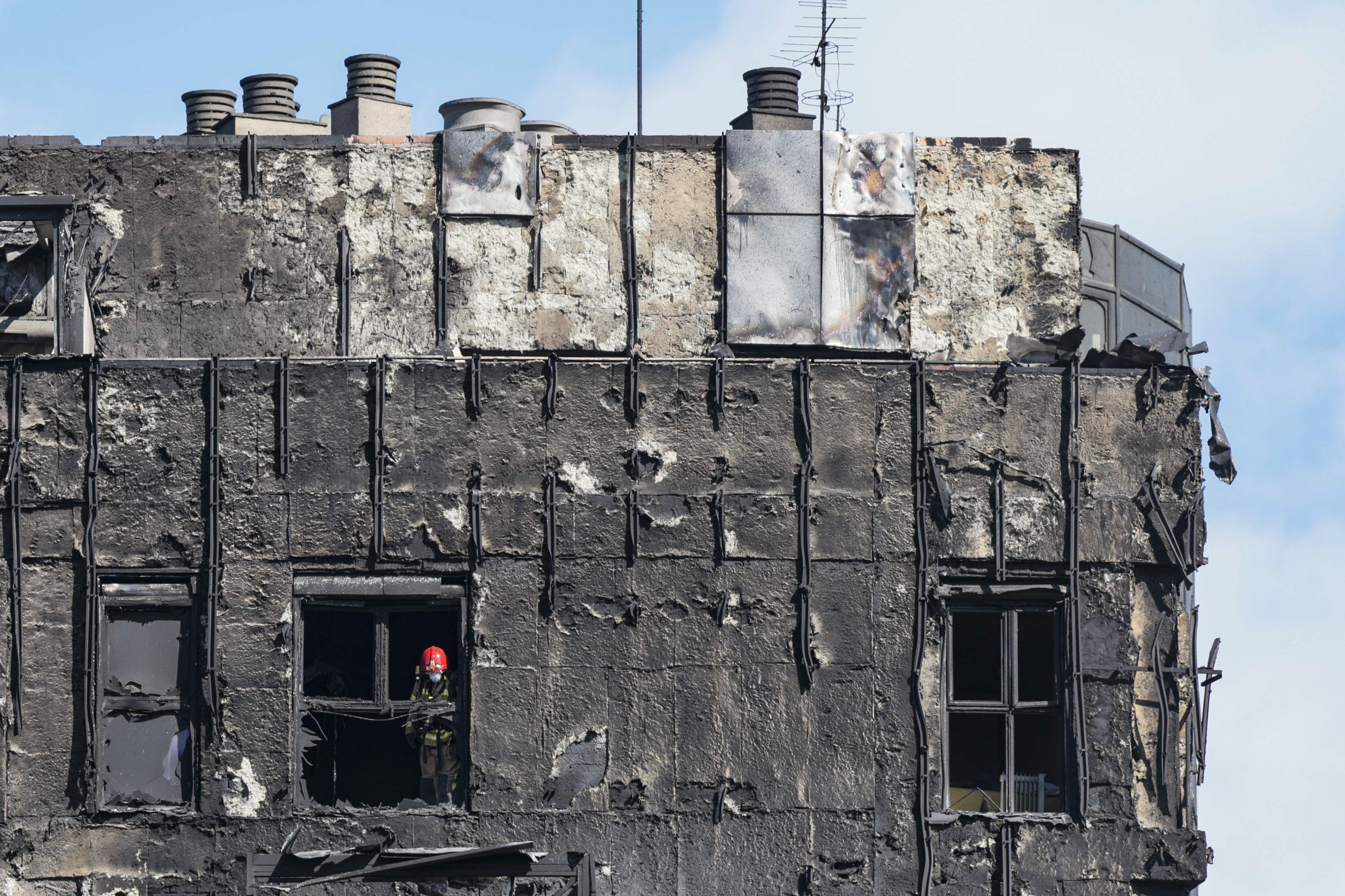 “Ardía como una falla”: consternación y solidaridad tras el incendio de Valencia