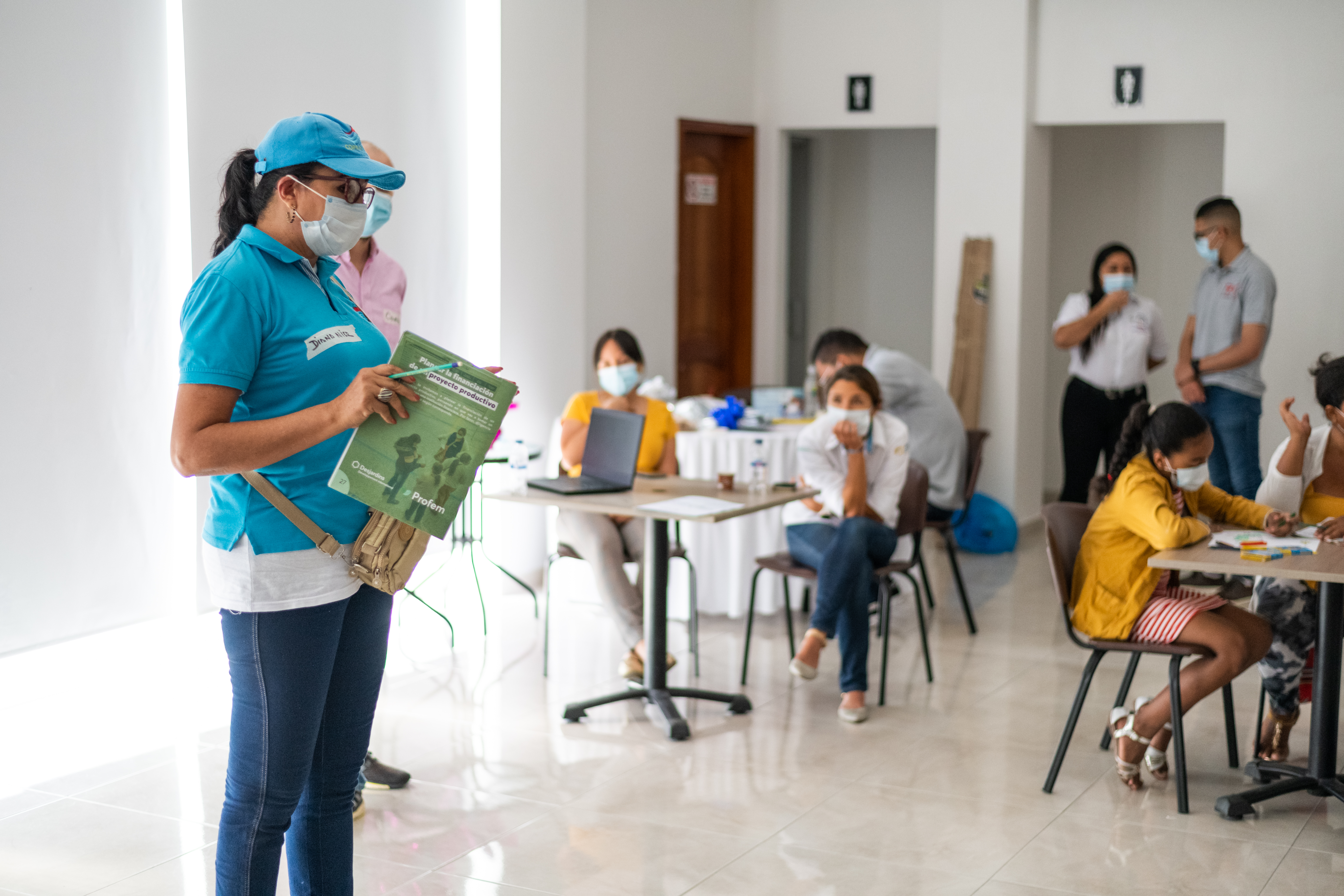 A Diana Nier (de azul en la foto) una de las enseñanzas que más le generó impacto fue el valor económico que tiene su trabajo en el hogar. “Nos enseñaron que todo se debe incluir. Con eso aprendí que está mal decir ‘yo no hago nada, yo no trabajo'", explica.