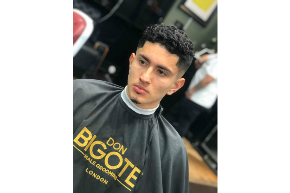 El futbolista colombiano Steven Alzate en Don Bigote, la barbería de Cristian Gómez. / Cortesía