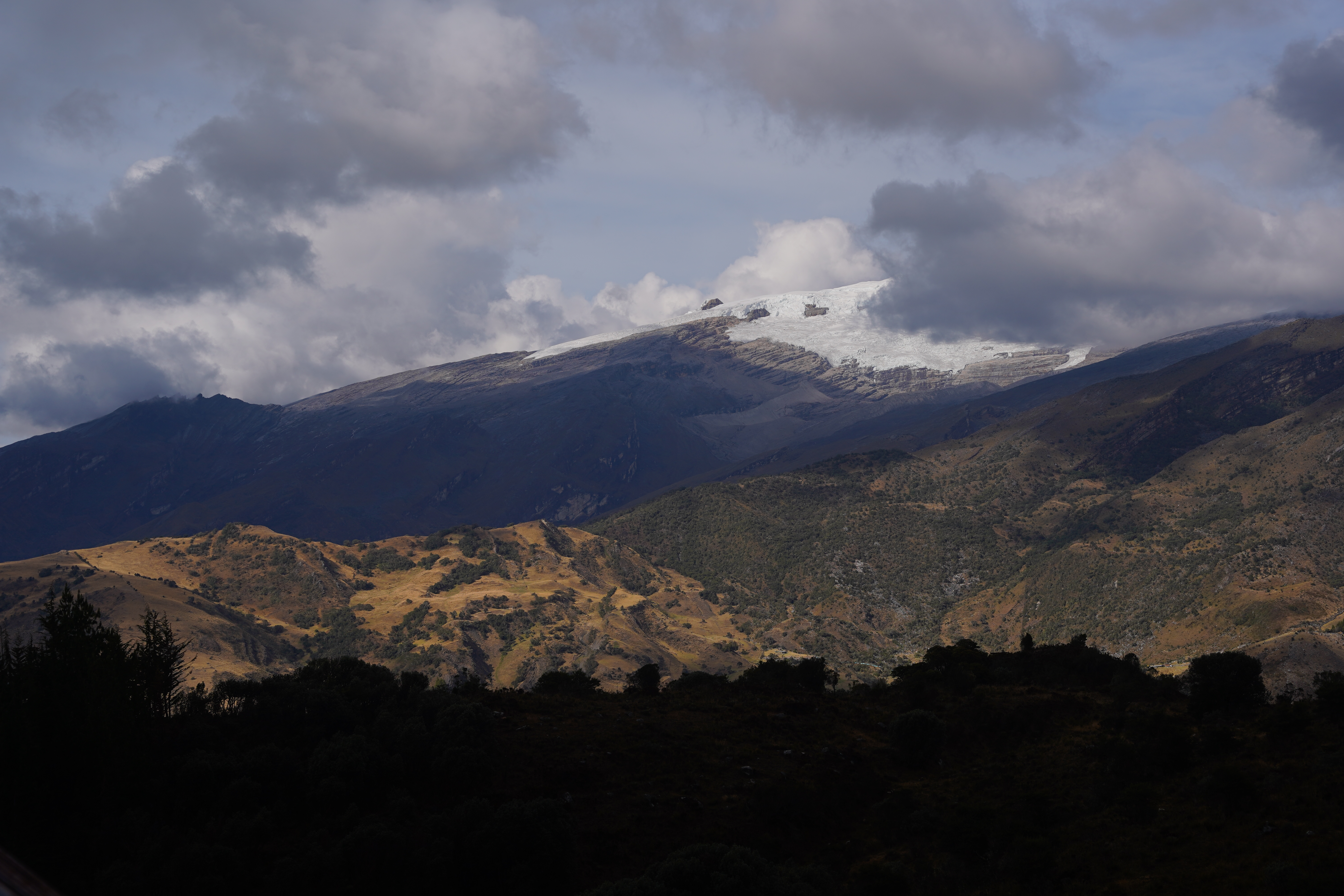 Aunque desde allí se pueden observar varios de los picos nevados que componen esta sierra, la mirada suele clavarse en el Ritacuba Blanco, que con sus 5.380 metros se convierte en el punto más alto de este ramal de montañas.