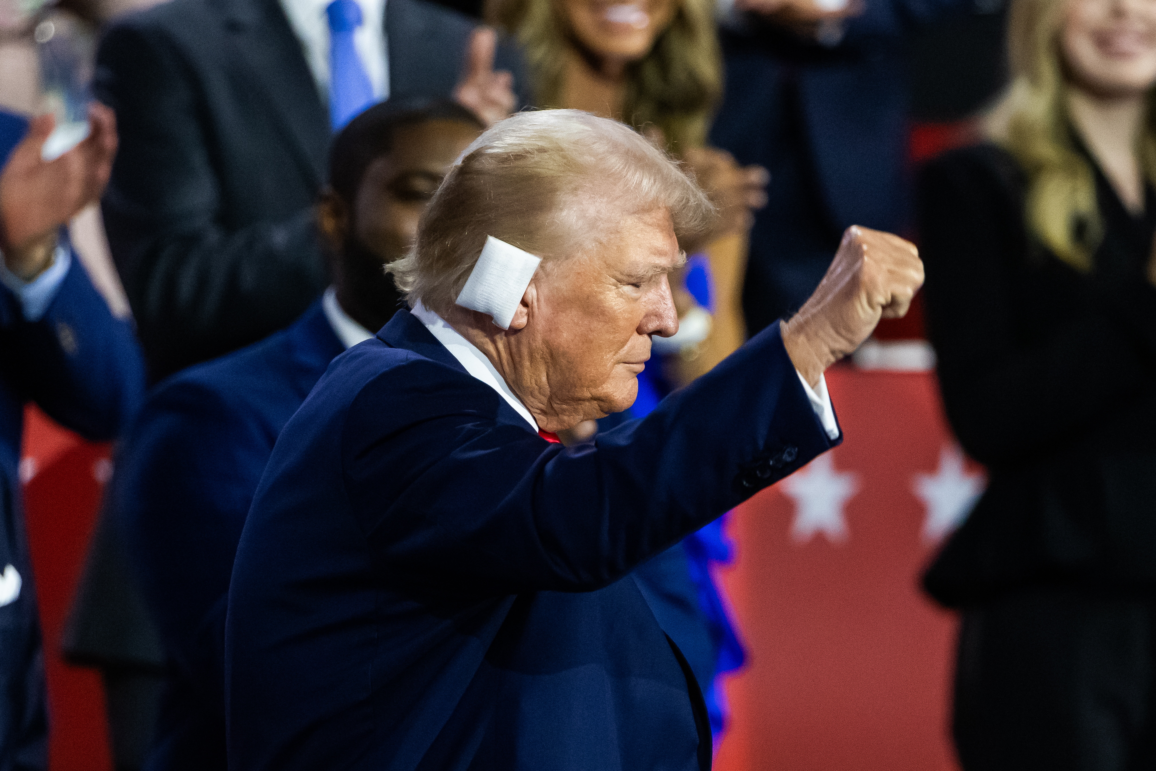 Milwaukee (United States), 15/07/2024.- Republican presidential nominee and former President Donald Trump arrives during the evening session on the opening day of the Republican National Convention (RNC) at the Fiserv Forum in Milwaukee, Wisconsin, USA, 15 July 2024. The convention comes just a few days after a 20-year-old Pennsylvania man attempted to assassinate former president and current Republic presidential nominee Donald Trump. The RNC is being held 15 to 18 July 2024 and is where delegates from the Republican Party select their nominees for president and vice president in the 2024 US presidential election. EFE/EPA/JIM LO SCALZO