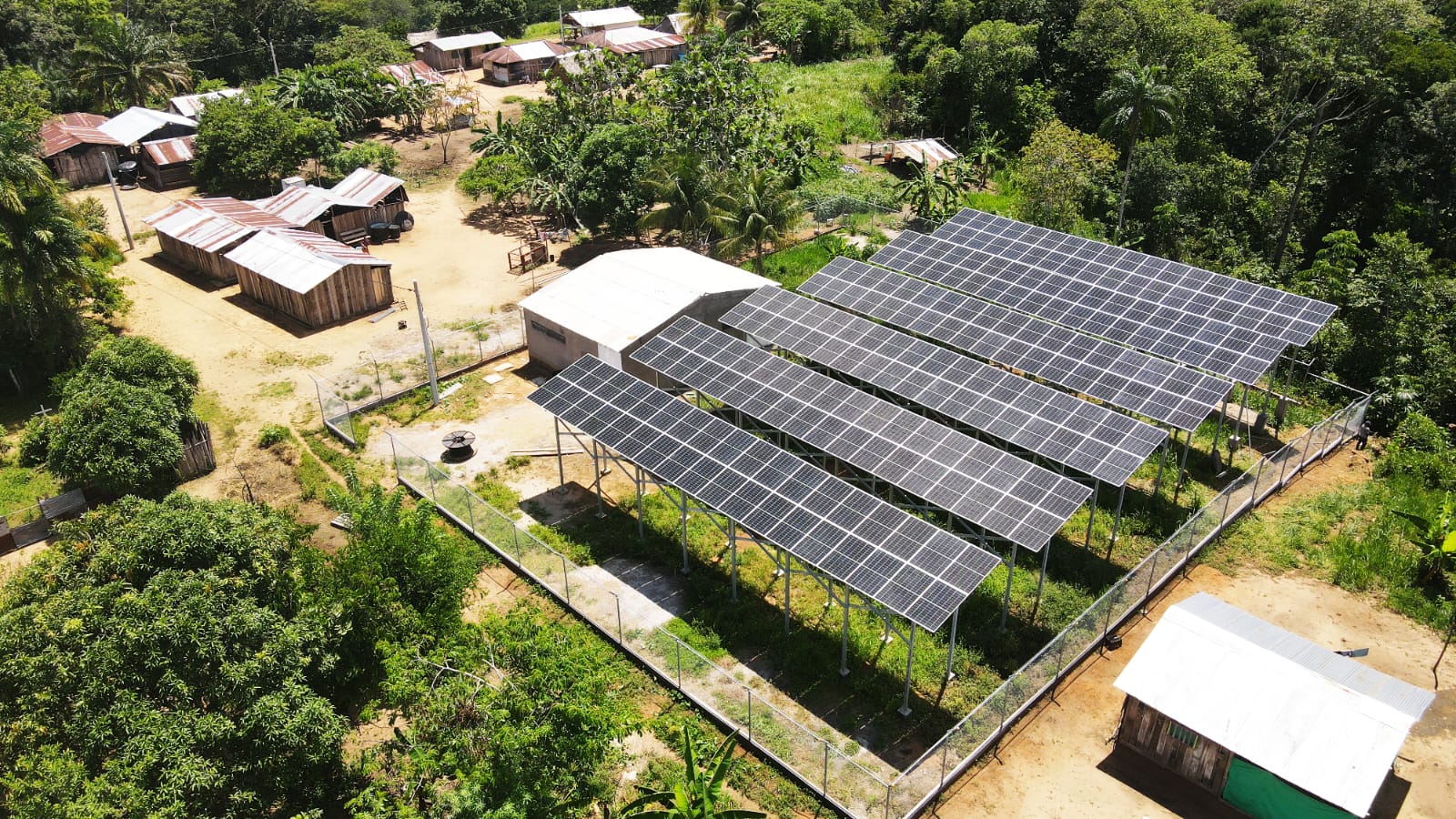 Gobierno firma convenio para financiar instalación de paneles solares en colegios
