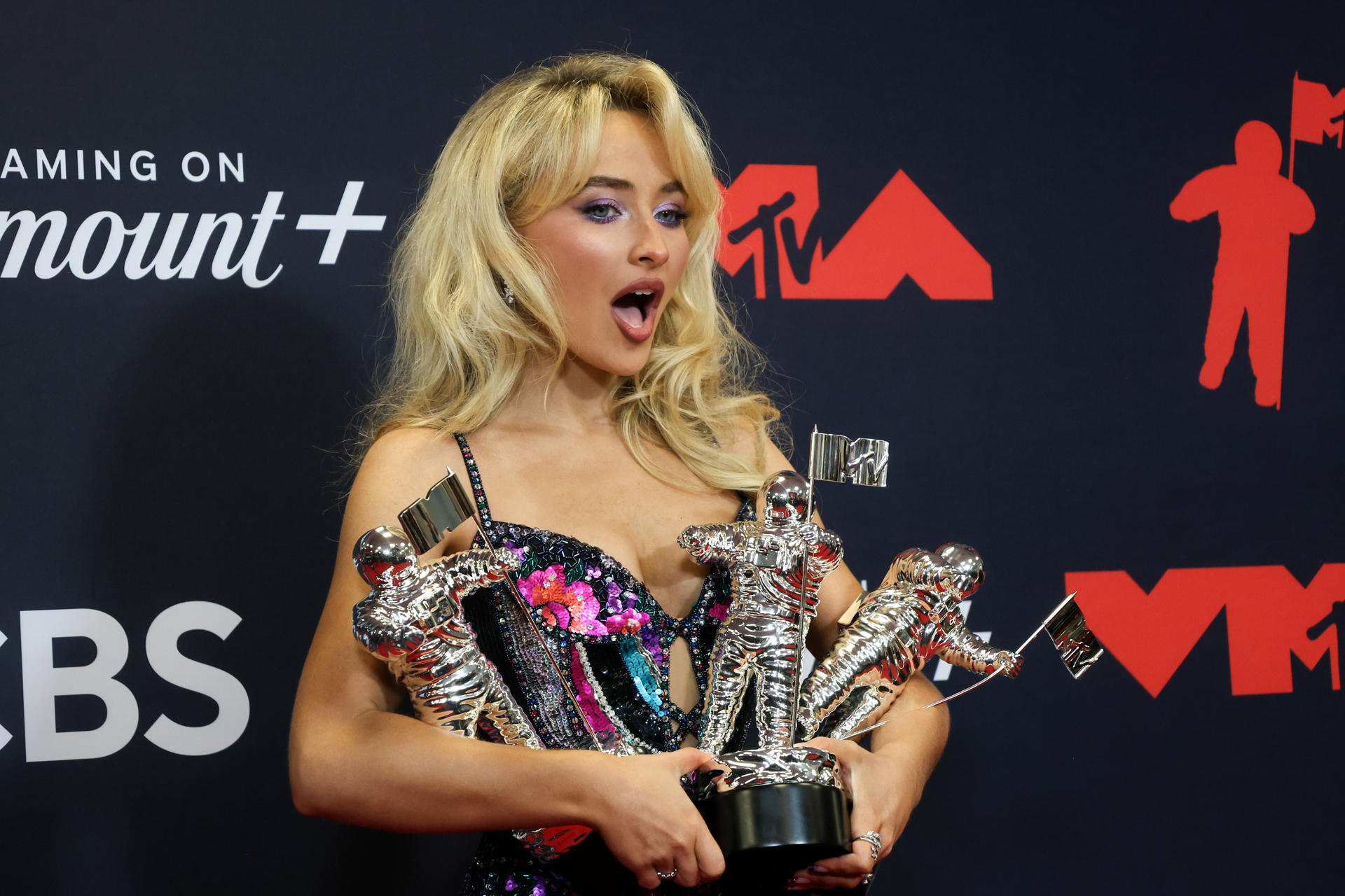 AME7380. BOGOTÁ (COLOMBIA), 02/12/2025.- Fotografía de archivo del 7 de septiembre de 2025 de la cantante estadounidense Sabrina Carpenter posando durante la alfombra roja de los Premios MTV Video Music Awards (VMAs) en Nueva York (Estados Unidos). Carpenter arremetió este martes contra la Casa Blanca por utilizar una canción suya en un video que muestra redadas migratorias, y pidió que no la involucraran en lo que calificó como una "agenda inhumana". EFE/ Octavio Guzmán / ARCHIVO