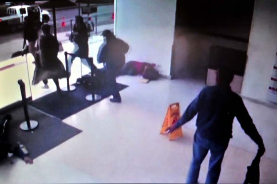Momentos en el que el grupo de cinco asaltantes irrumpe en el centro médico. / Fotografía tomada de video