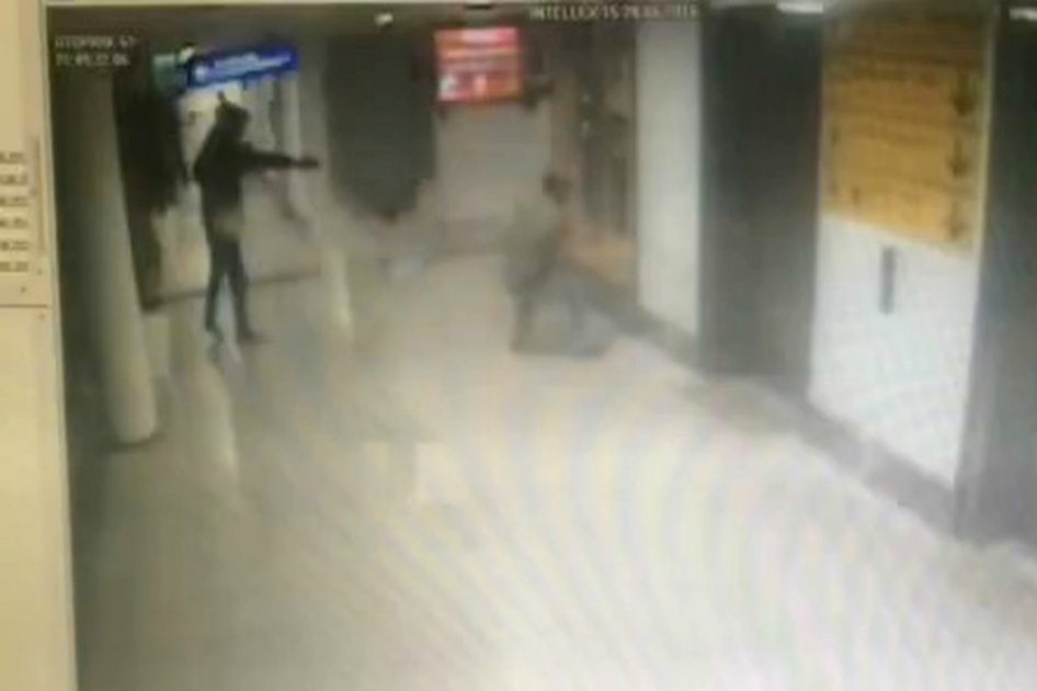 Un policía intentó interrogar a uno de los atacantes de aeropuerto de Turquía
