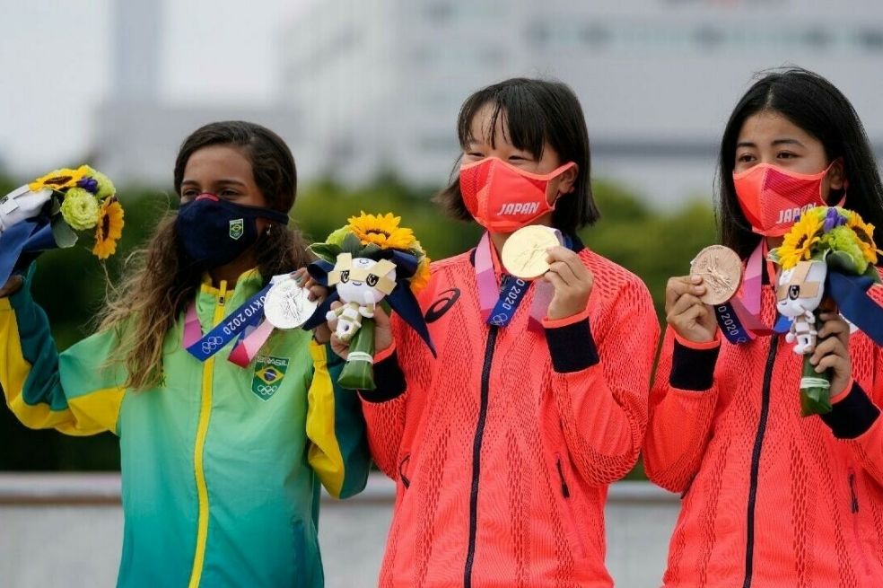 El skateboarding debutó en Tokio 2020 y dejó uno de los podios más impresionantes de la historia de los Juegos Olímpicos. En la categoría de street y con solo 13 años, la japonesa Momiji Nishiya y la brasileña Rayssa Leal se llevaron el oro y la plata olímpica, respectivamente. Funa Nakayama, de 16 años y también de Japón, ganó el bronce.