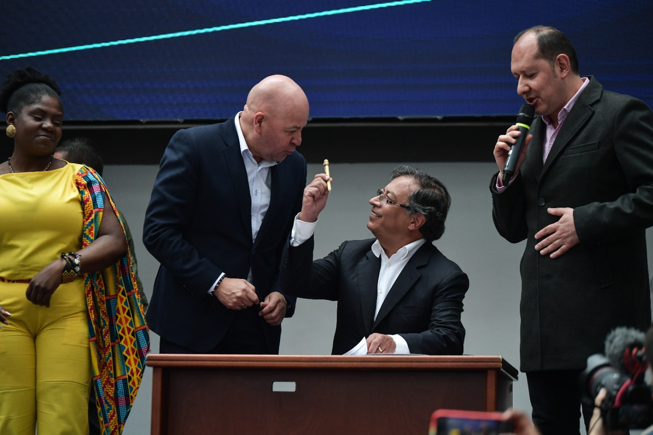 “Cuánta distancia entre un fusil y un esfero. Significa que el esfero es el símbolo del cambio en Colombia. Este es el símbolo de la educación. Cuánto cambiaría Colombia si este fuera el símbolo nacional", comentó Gustavo Petro en respuesta al discurso de su fórmula vicepresidencial.