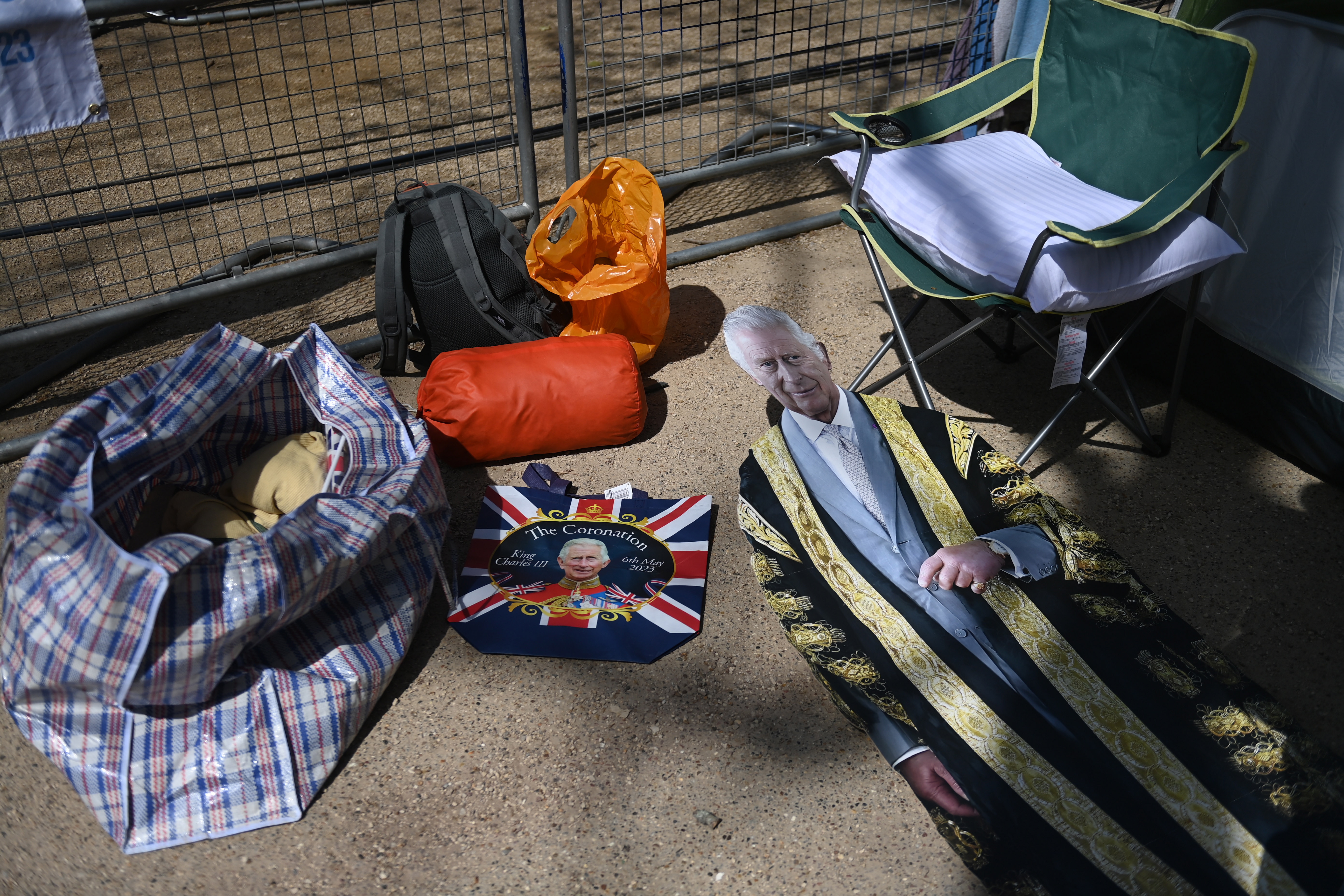 London (United Kingdom), 03/05/2023.- Royal fans leave royal tributes on the coronation procession route on The Mall in London, Britain, 03 May 2023. Britain's King Charles III's coronation will take place at Westminster Abbey in London on 06 May 2023. (Reino Unido, Londres) EFE/EPA/NEIL HALL