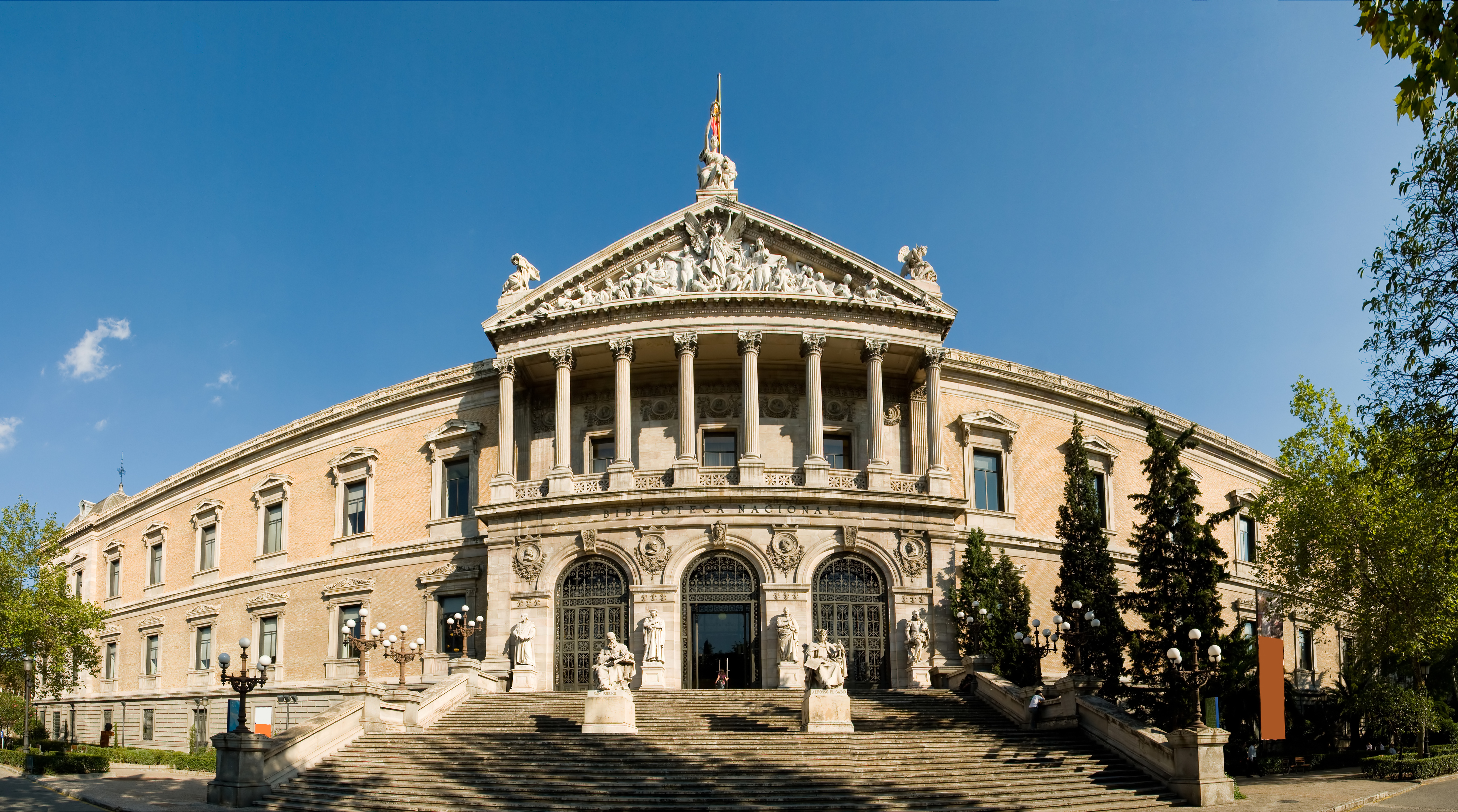 Por inundación en la Biblioteca Nacional de España, una revisión a la de Colombia