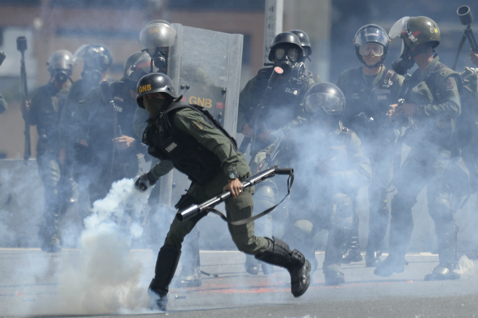 Atacan con gases lacrimógenos un centro comercial en Venezuela