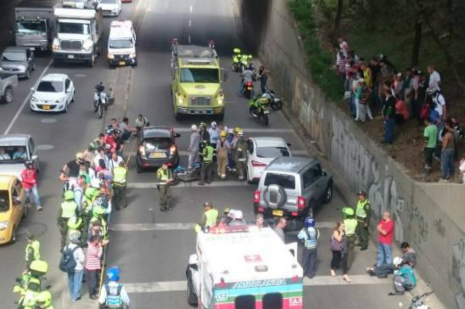 Dos muertos y un herido deja choque múltiple en Medellín