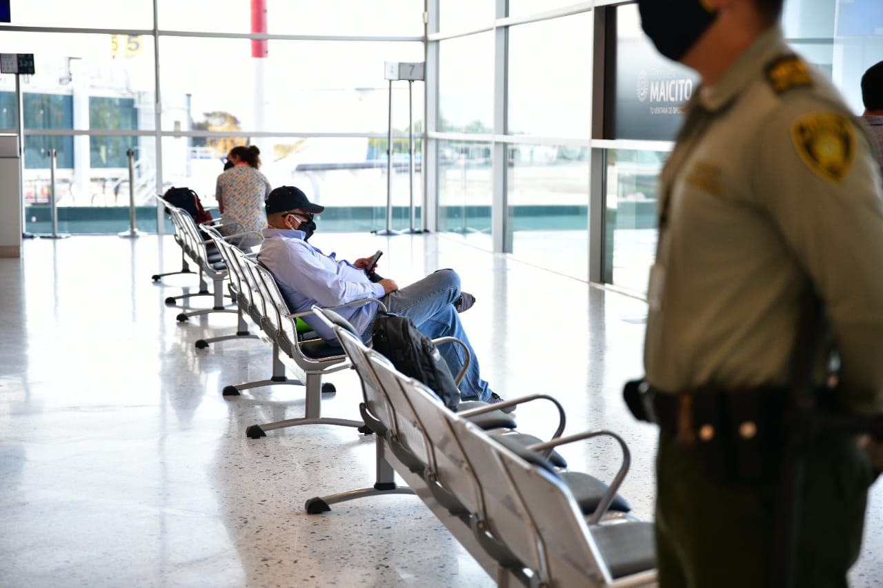 Algunas de las medidas que comprenden los protocolos de bioseguridad de los aeropuertos son: el ingreso exclusivo del personal que labore allí y de viajeros, restringido uso de los baños al interior de las aeronaves, y la adaptación de un espacio suficiente entre sillas en las salas de embarque, entre otras.