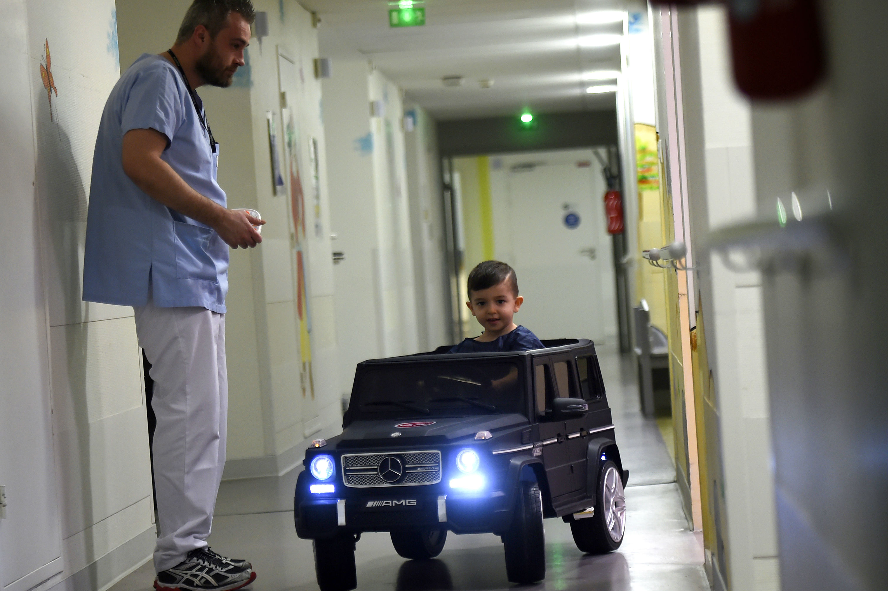 La estrategia con la que un hospital relaja a los niños antes de entrar a cirugía