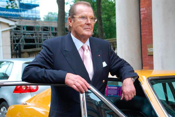 Actor Roger Moore confesó que sus esposas le pegaban