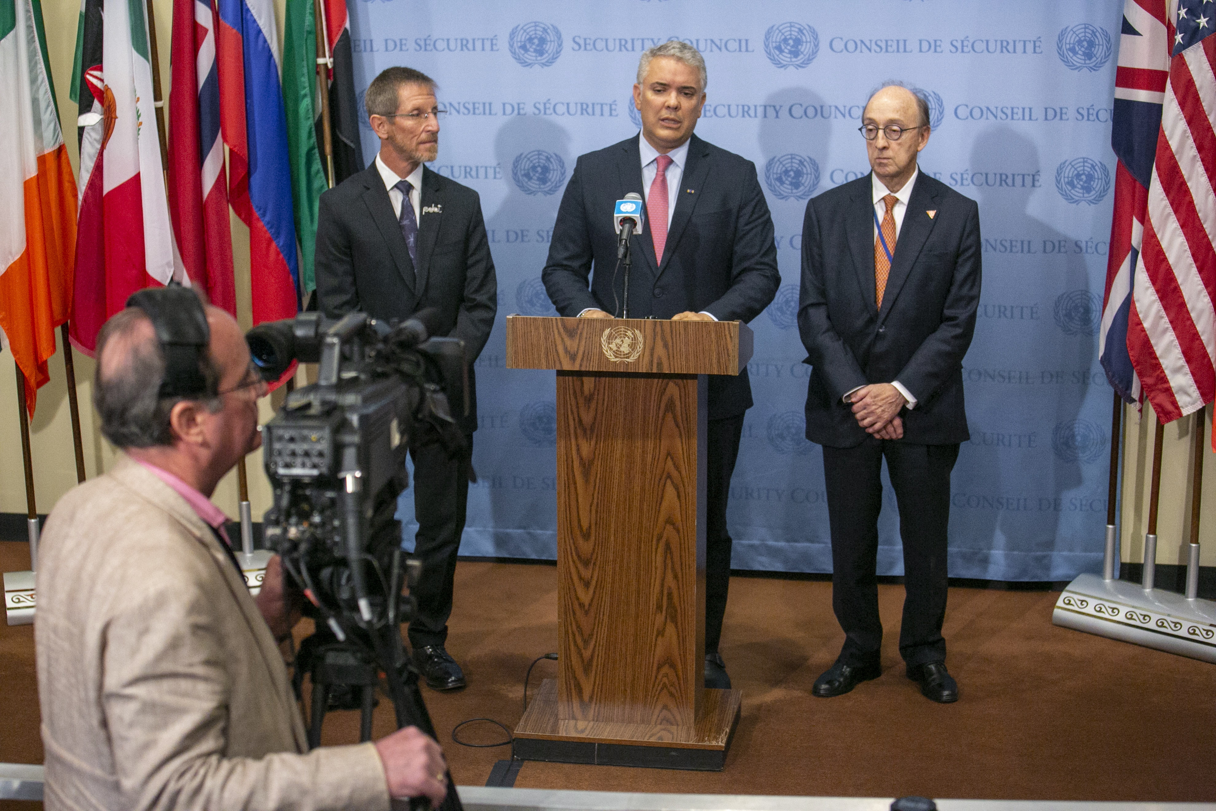 New York (United States), 12/04/2022.- Colombian president Ivan Duque Marquez (C) speaks to the press after attending the Security Council meeting at the United Nations in New York, New York, USA, 12 April 2022. (Estados Unidos, Nueva York) EFE/EPA/SARAH YENESEL