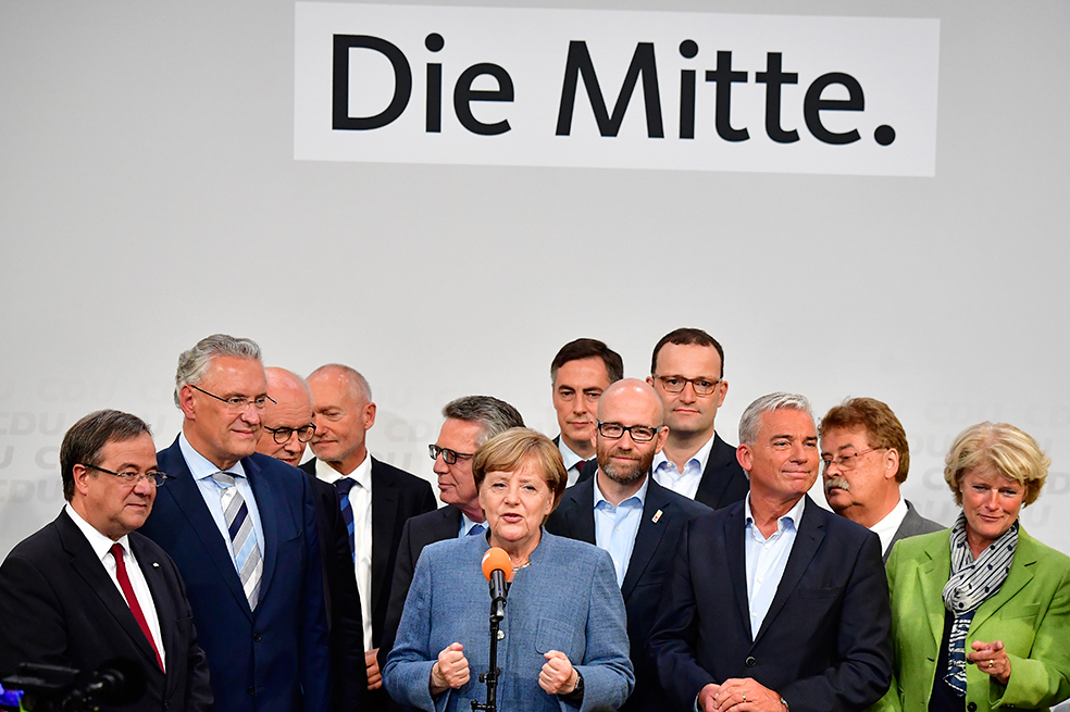 Victoria de Merkel en elecciones alemanas, ensombrecida por auge de ultraderecha