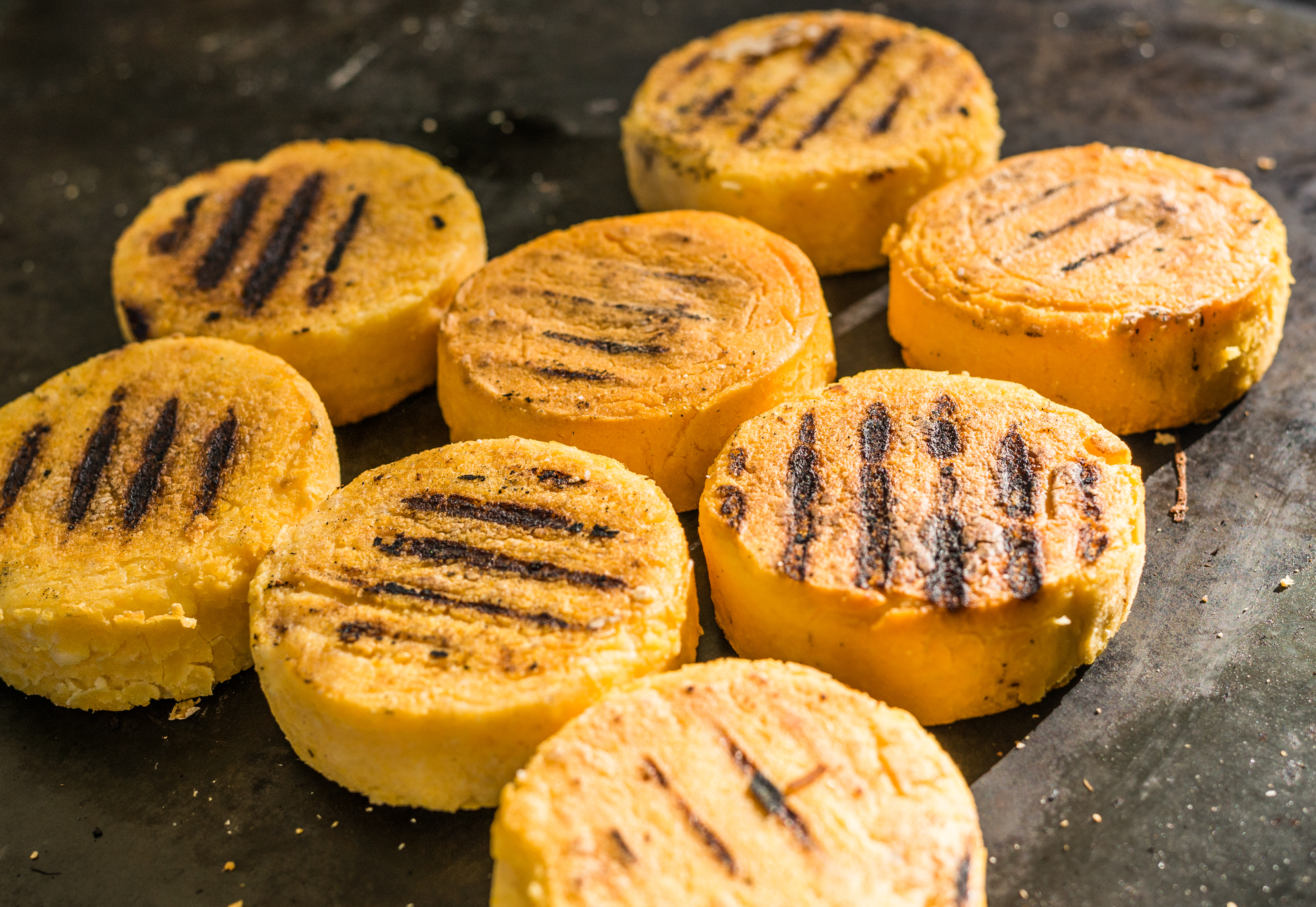 Arepas de papa criolla rellenas de queso