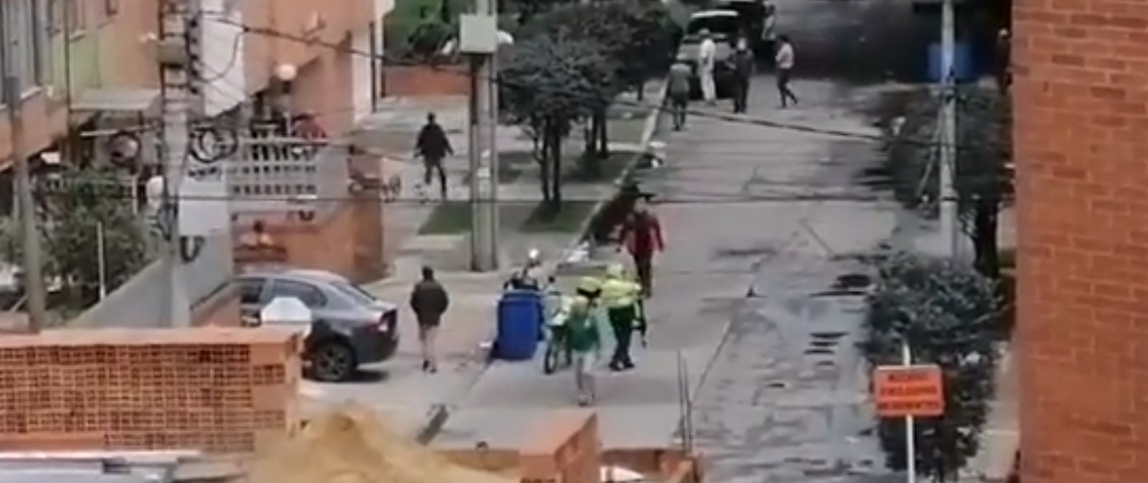 Sicarios, en moto y con fusil, asesinan a una persona, en Mazurén, norte de Bogotá
