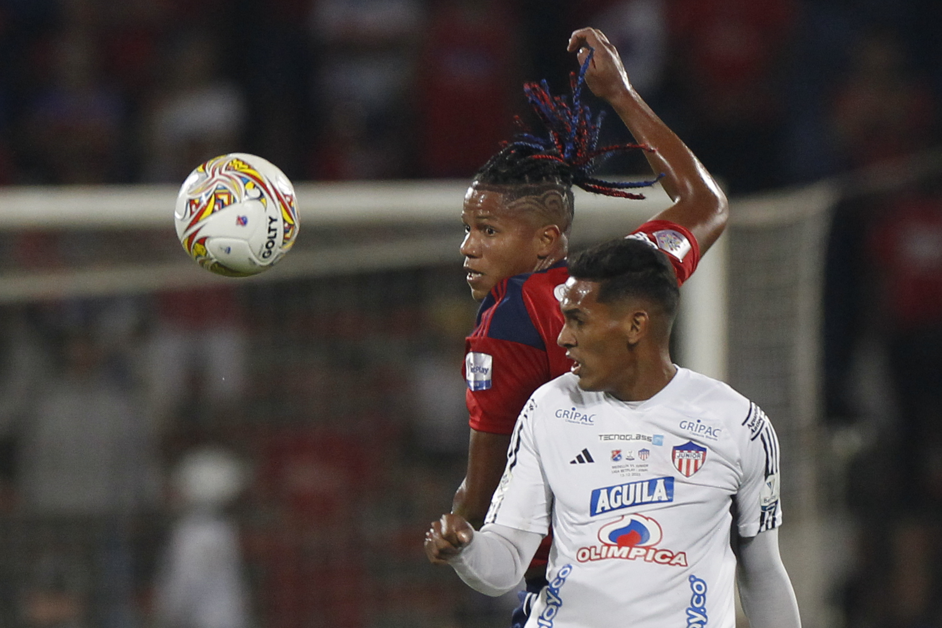 AMDEP4196. MEDELLÍN (COLOMBIA), 13/12/2023.- Jaime Alvarado (i) de Independiente Medellín disputa el balón con José Enamorado de Junior hoy, en la final de la Primera División de Colombia entre Deportivo Independiente Medellín (DIM) y Junior en el estadio Atanasio Girardot en Medellín (Colombia). EFE/ Luis Eduardo Noriega Arboleda
