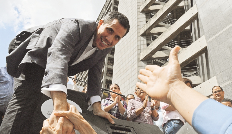 Líder del Parlamento se declara presidente interino de Venezuela