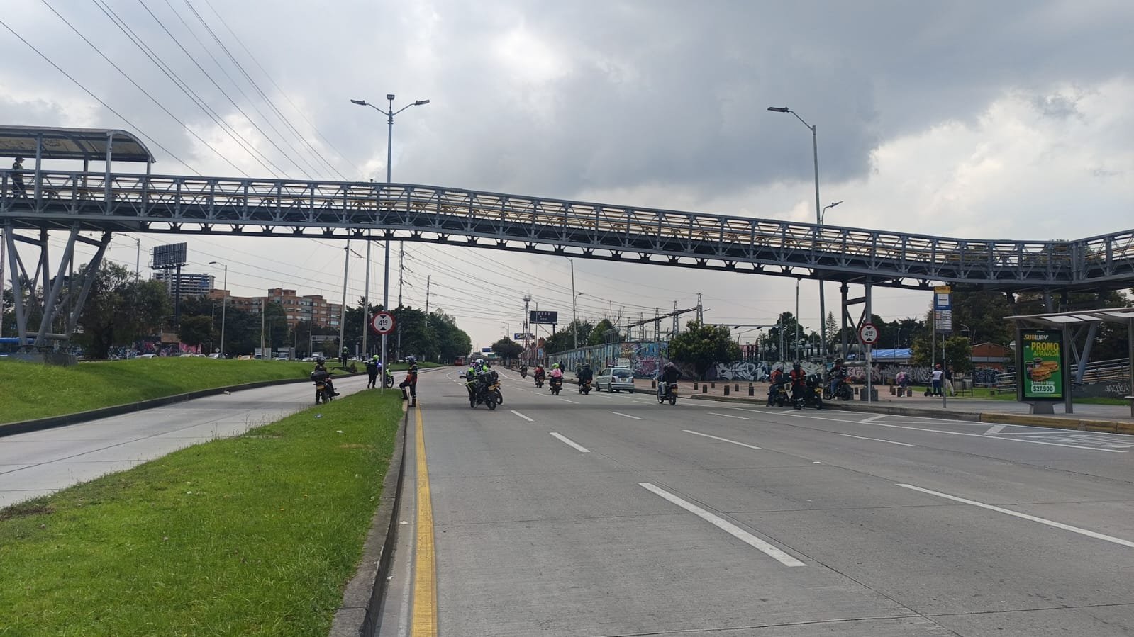 Movilidad: manifestación avanza por la Av. NQS con calle 90 en dirección sur