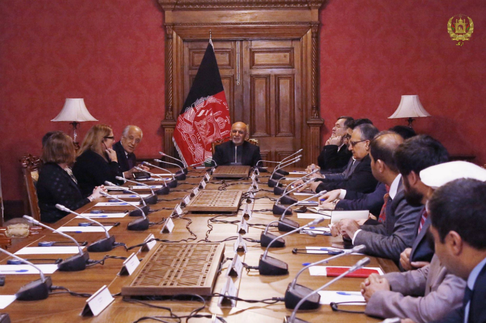 El enviado especial de Estados Unidos para la paz de Afganistán, Zalmay Khalilzad (tercero a la izquierda), se reúne este lunes con el presidente afgano, Ashraf Ghani (centro), en Kabul (Afganistán). / EFE