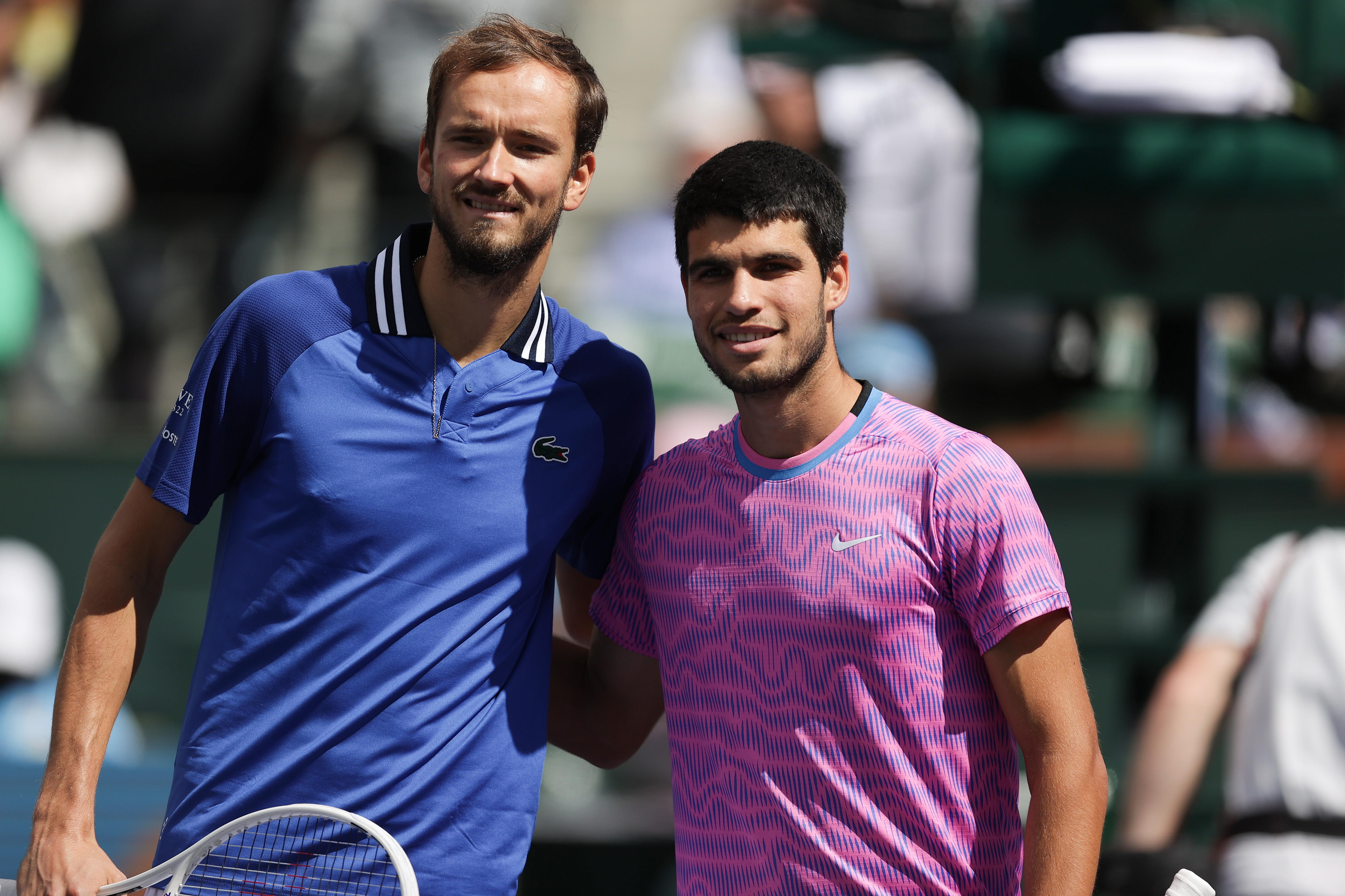 Indian Wells (United States), 17/03/2024.- Carlos Alcaraz of Spain (R) and Daniil Medvedev of Russia pose for a photo before the men's final match at the BNP Paribas Open tennis tournament in Indian Wells, California, USA, 17 March 2024. (Tenis, Rusia, España) EFE/EPA/DANIEL MURPHY