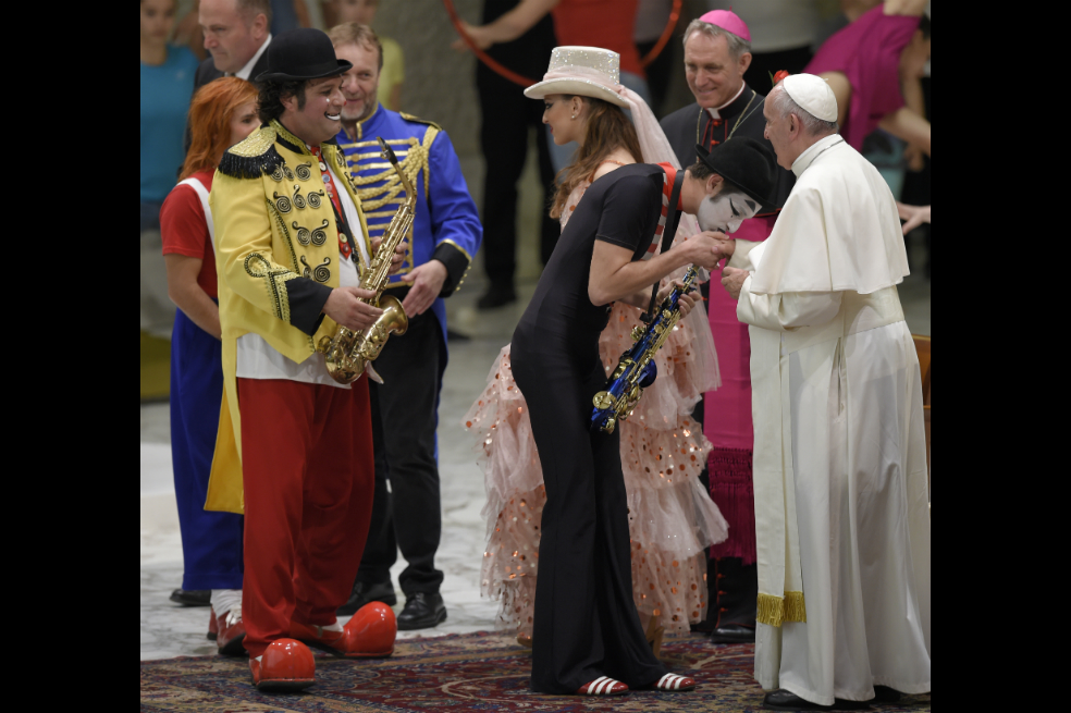 Tigres, panteras y cirqueros visitaron este jueves el Vaticano