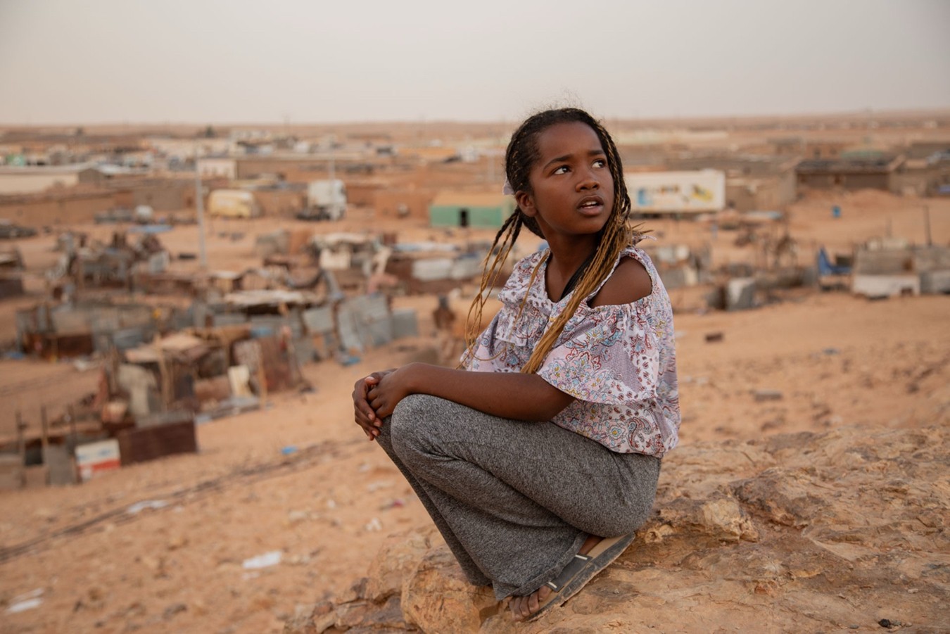 Audna muestra la wilaya Bojador desde una pequeña colina. Campamentos de refugiados saharauis, Tinduf, Argelia.