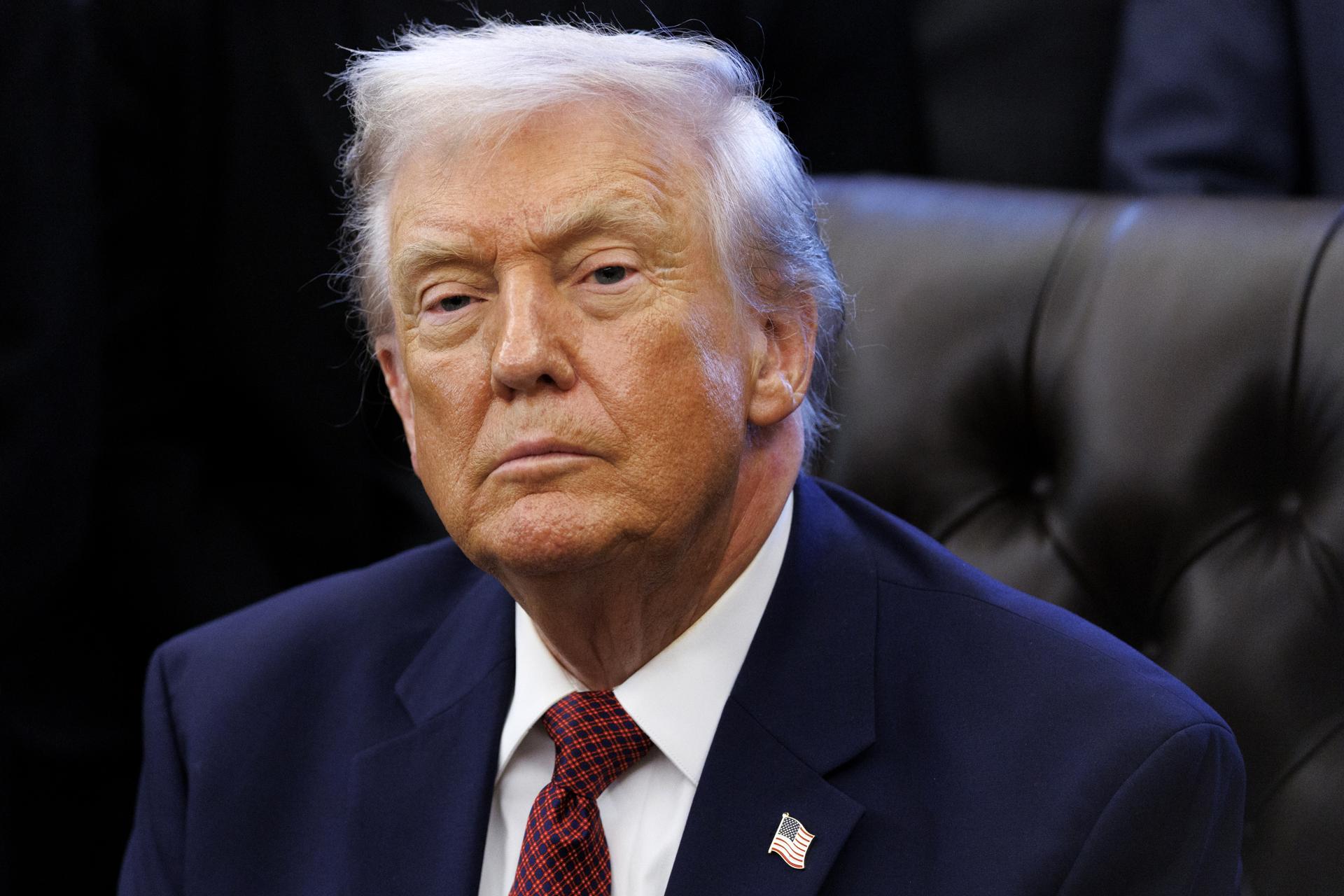 WASHINGTON (United States), 03/12/2025.- US President Donald Trump announces changes to new fuel economy standards, in the Oval Office, at the White House, Washington, DC USA, 02 December 2025. EFE/EPA/WILL OLIVER / POOL