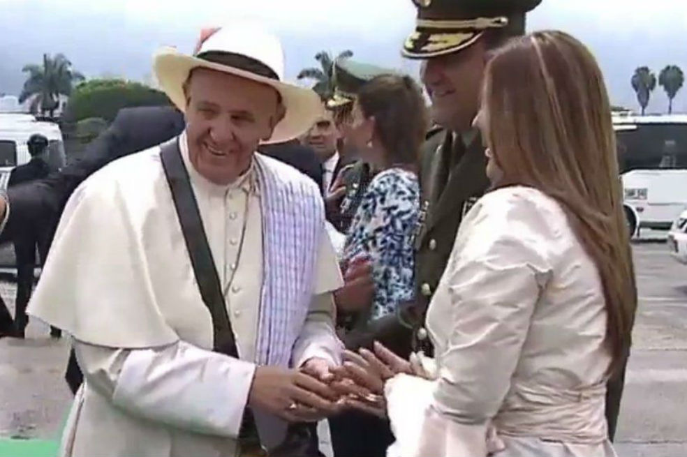 Francisco fue recibido en Medellín con poncho, carriel y sombrero paisa