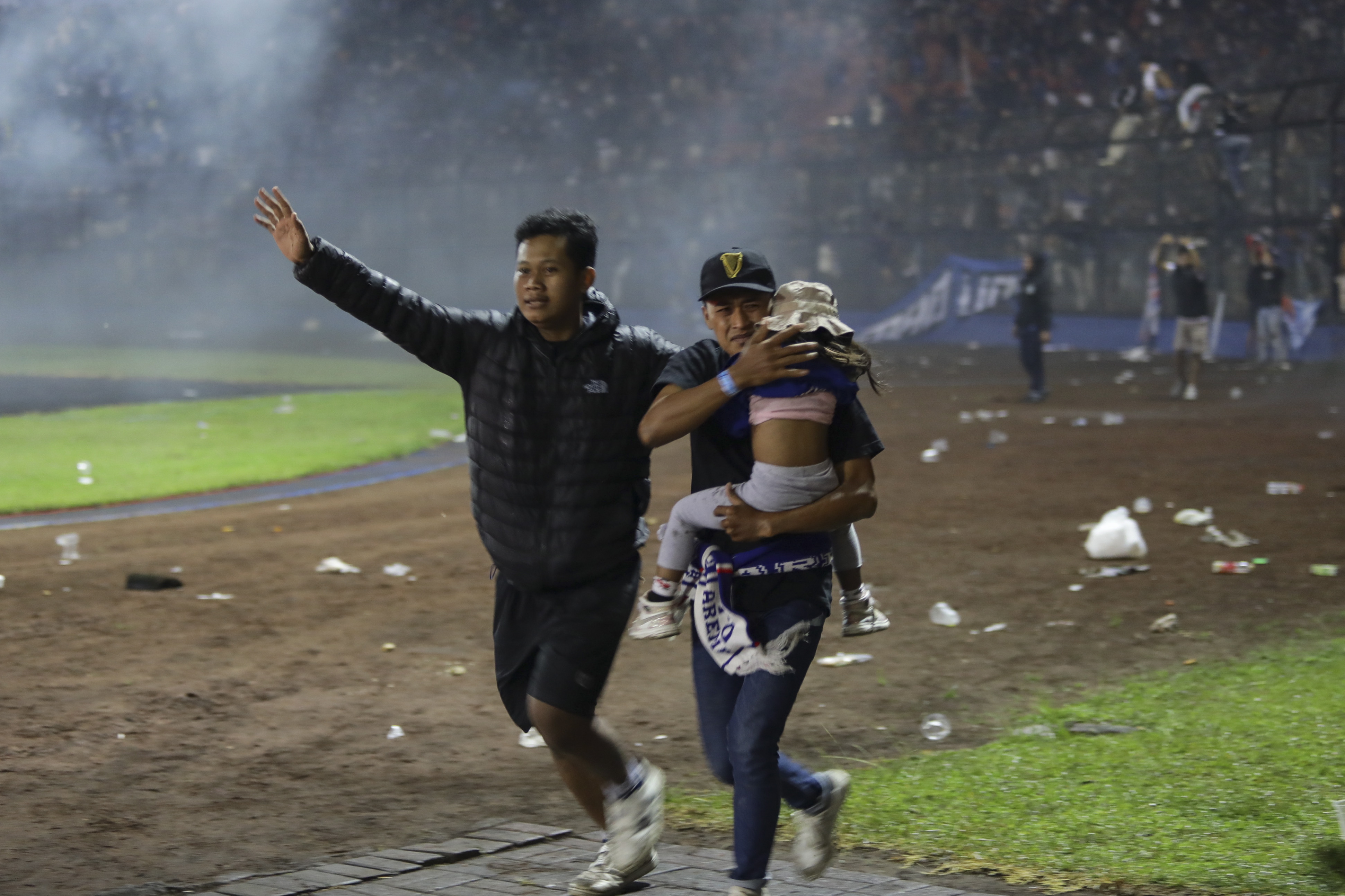 Estampida en estadio de Indonesia: ¿cómo llegamos a esta tragedia?