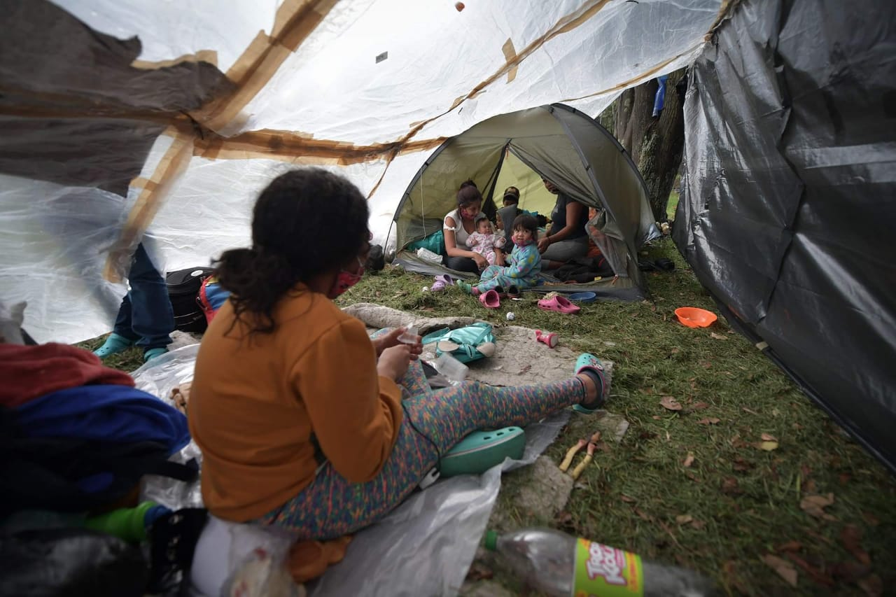 Todas estas personas deben soportar, en las noches, el frío de la capital, así como la picadura de los insectos. A su vez, no cuentan con recursos suficientes para garantizar las raciones de comida necesarias al día.