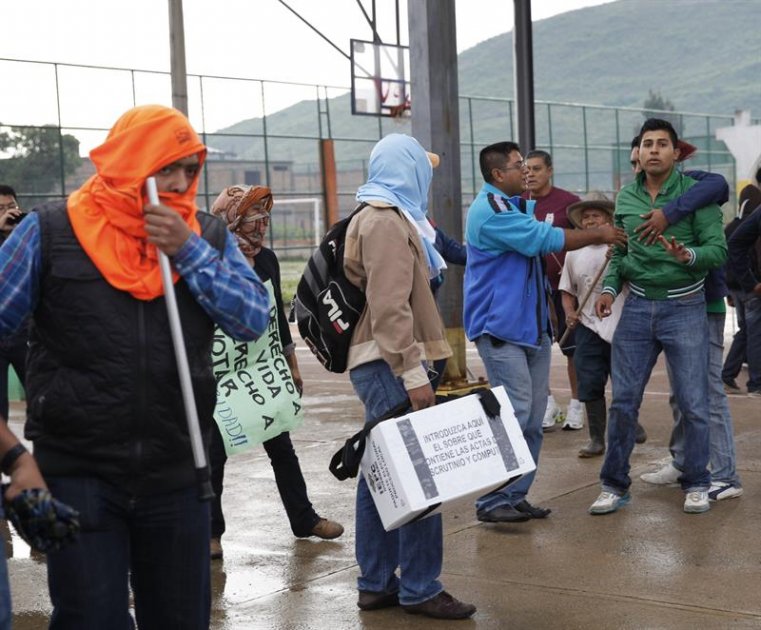 Padres de 43 desaparecidos en México destruyen urnas en día de elecciones