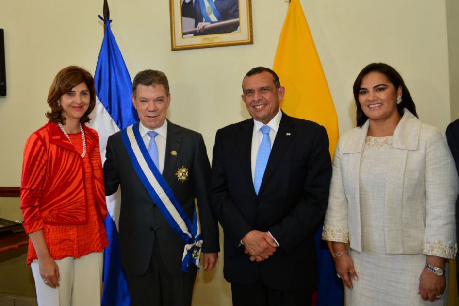 Este lunes el Presidente Juan Manuel Santos viajó a Honduras y junto con la Canciller, María Ángela Holguín, asistió a la posesión del nuevo mandatario de ese país Juan Orlando Hernández Alvarado. Así mismo, el Gobierno hondureño impuso al Jefe de Estado colombiano la Orden de Francisco Morazán, en el Grado de Cruz de Oro, por su apoyo en la lucha contra el narcotráfico.