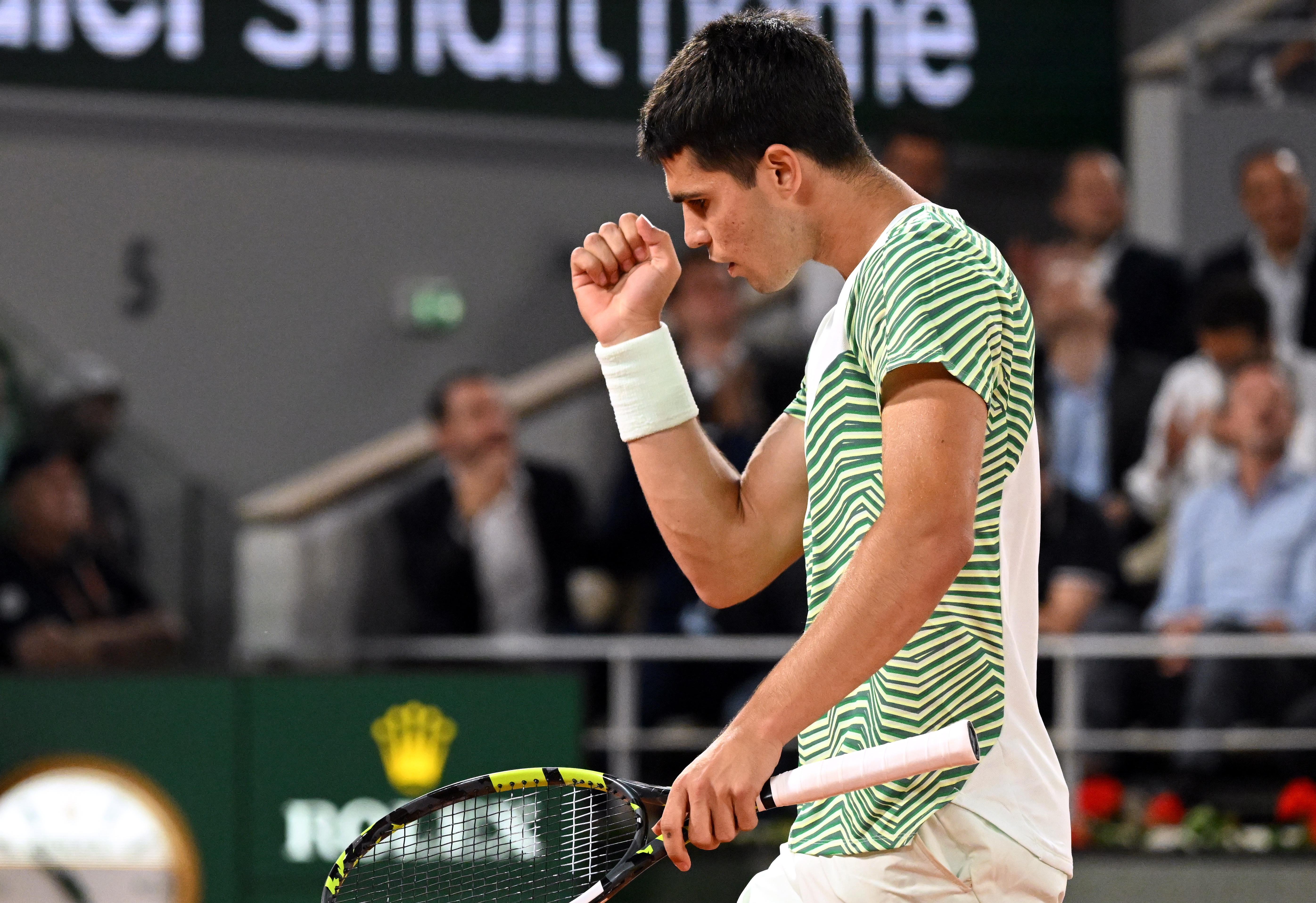 Paris (France), 06/06/2023.- Carlos Alcaraz of Spain reacts as he plays Stefanos Tsitsipas of Greece in their Men's quarterfinal match during the French Open Grand Slam tennis tournament at Roland Garros in Paris, France, 06 June 2023. (Tenis, Abierto, Francia, Grecia, España) EFE/EPA/CAROLINE BLUMBERG