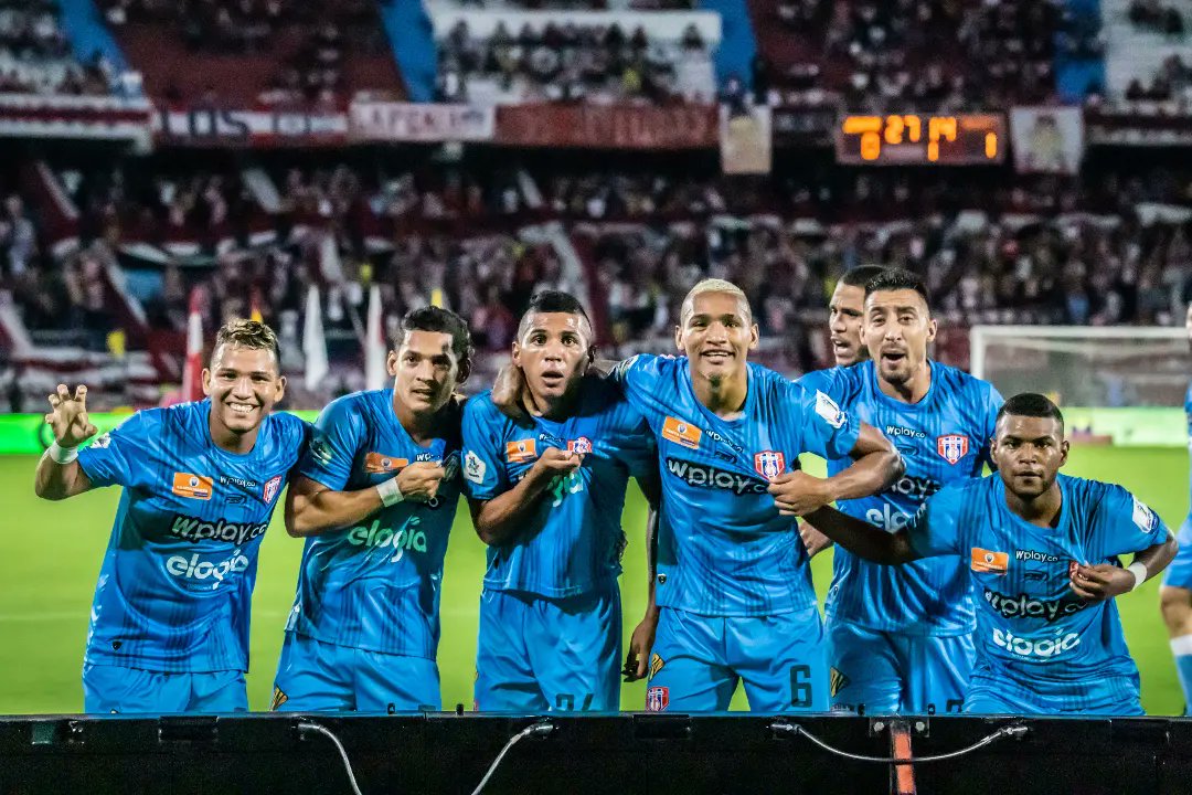 Fabián Cantillo (24) celebra el único tanto de la tarde con sus compañeros.